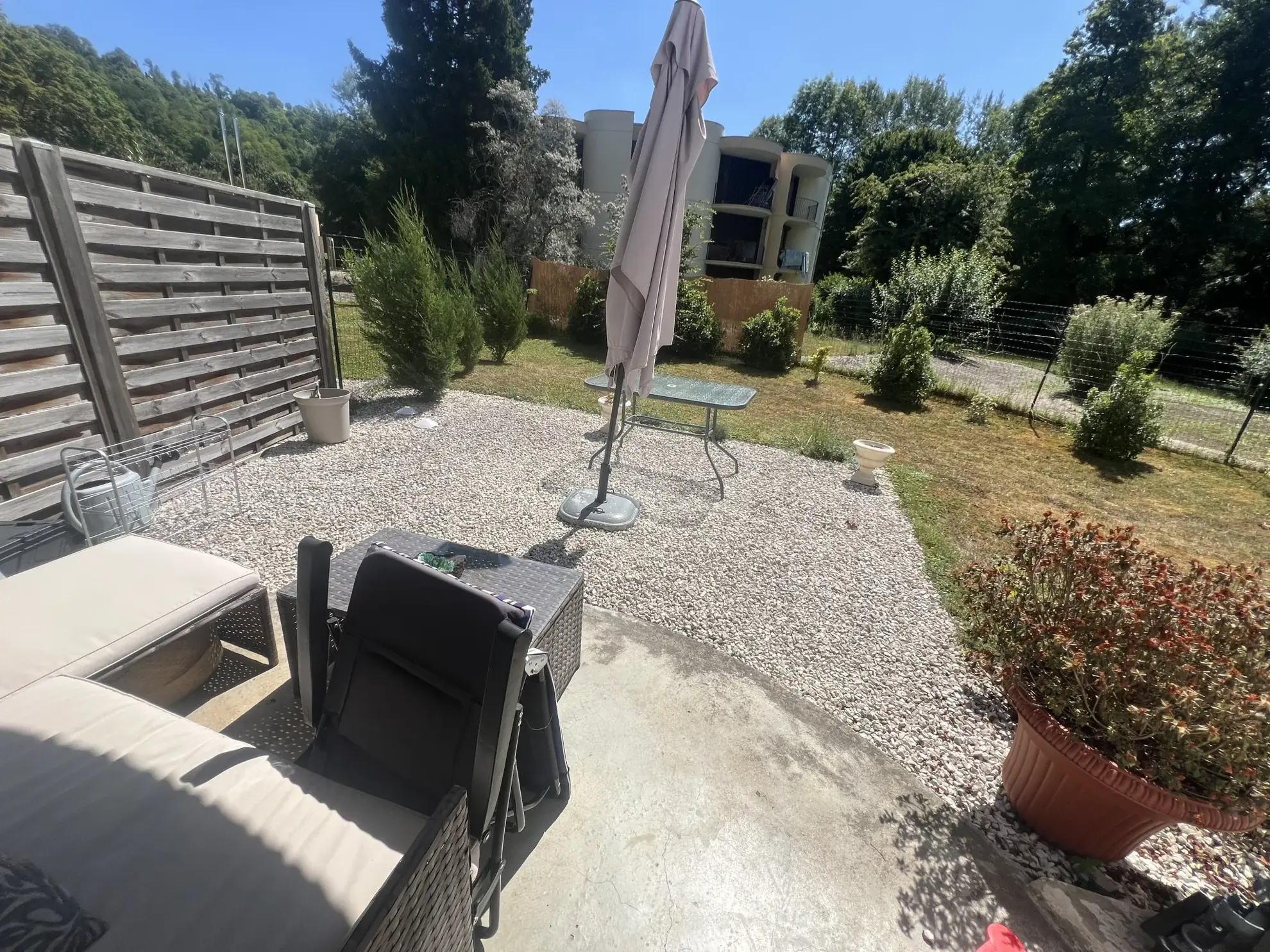 Appartement entièrement rénové à Montbard avec terrasse et garage 