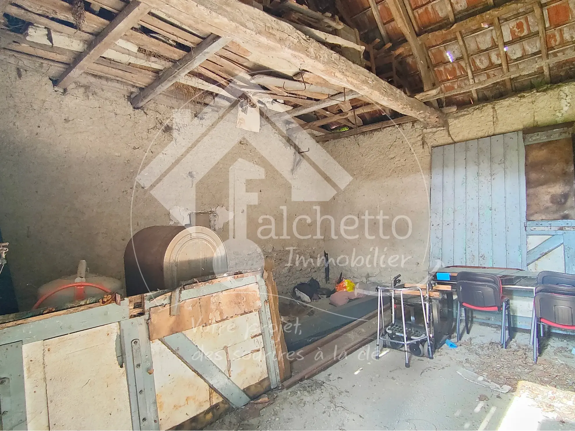 Grange à vendre avec terrain constructible à Saint Gérand-le-Puy 