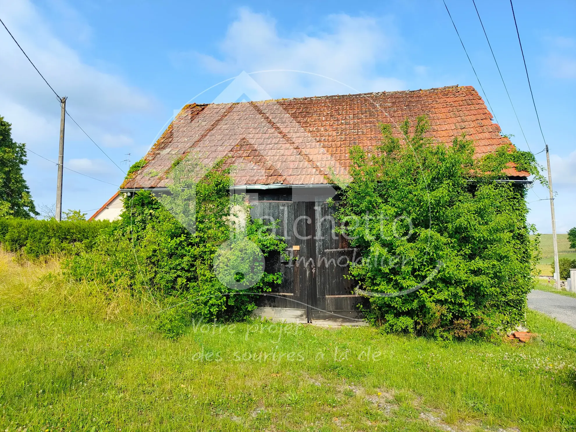 Grange à vendre avec terrain constructible à Saint Gérand-le-Puy 