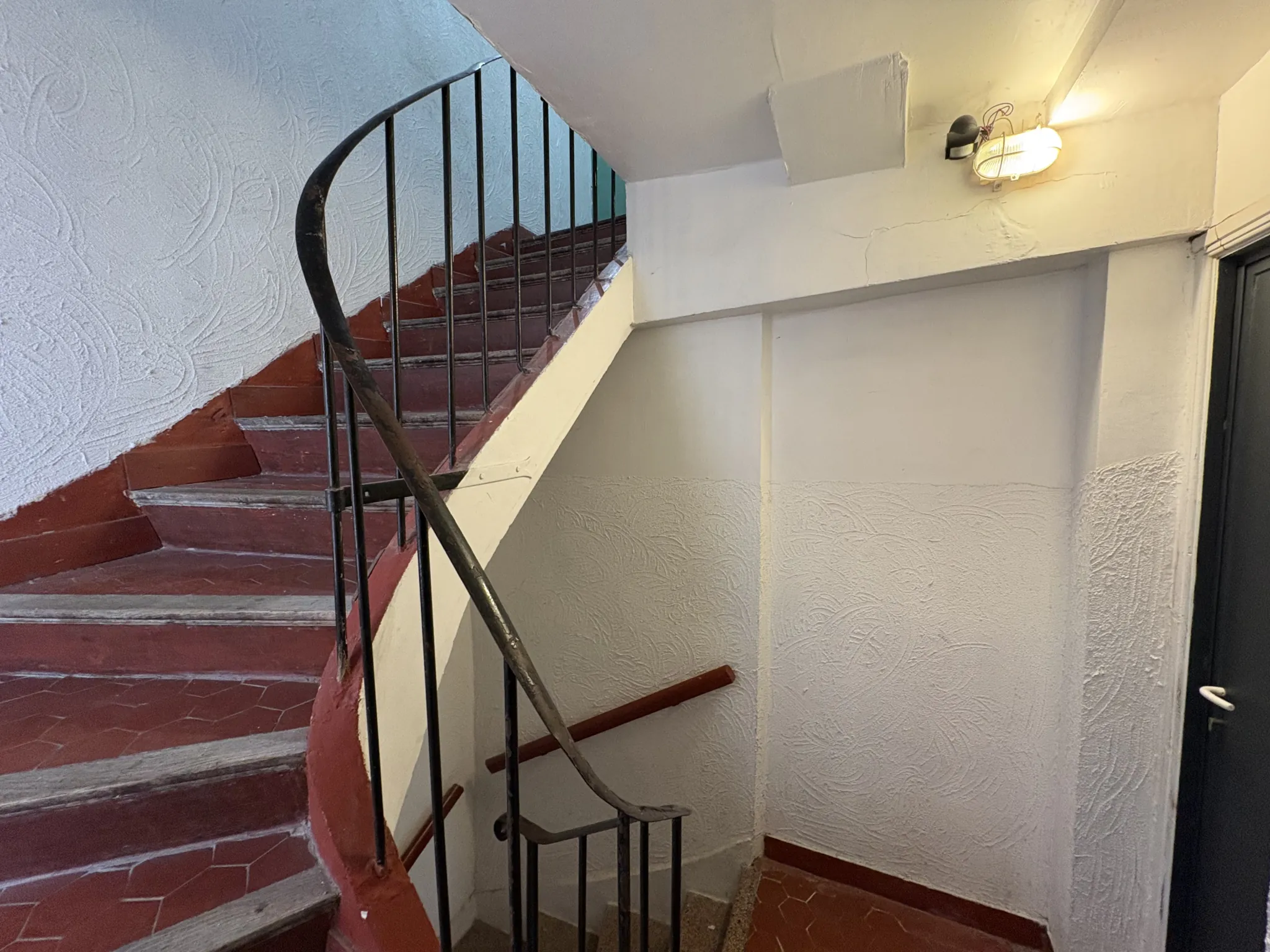 Immeuble de rapport à La Seyne-sur-Mer avec 3 appartements et local commercial 