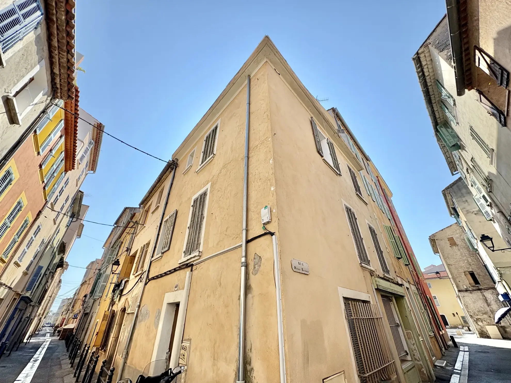 Immeuble de rapport à La Seyne-sur-Mer avec 3 appartements et local commercial