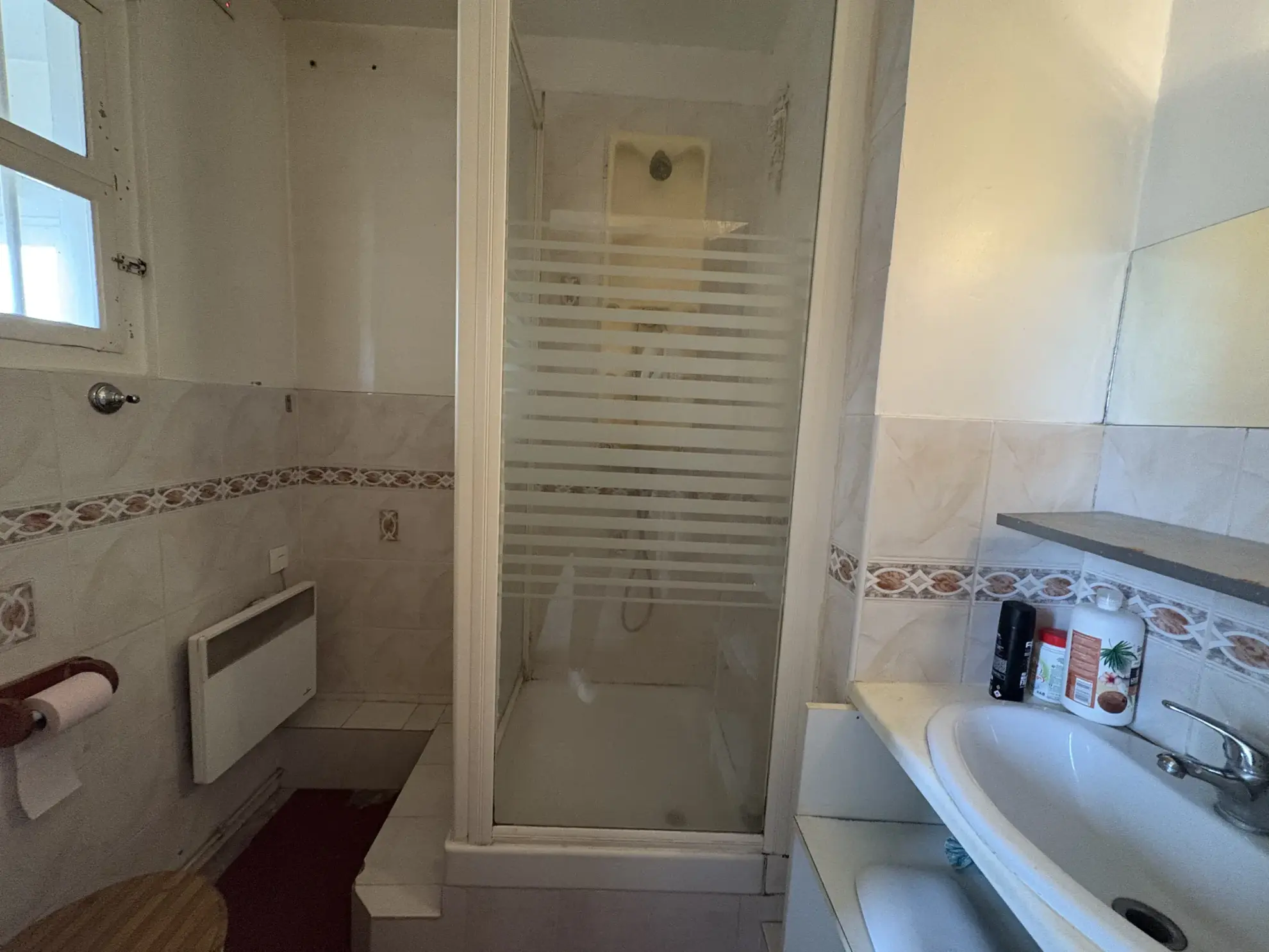 Immeuble de rapport à La Seyne-sur-Mer avec 3 appartements et local commercial 