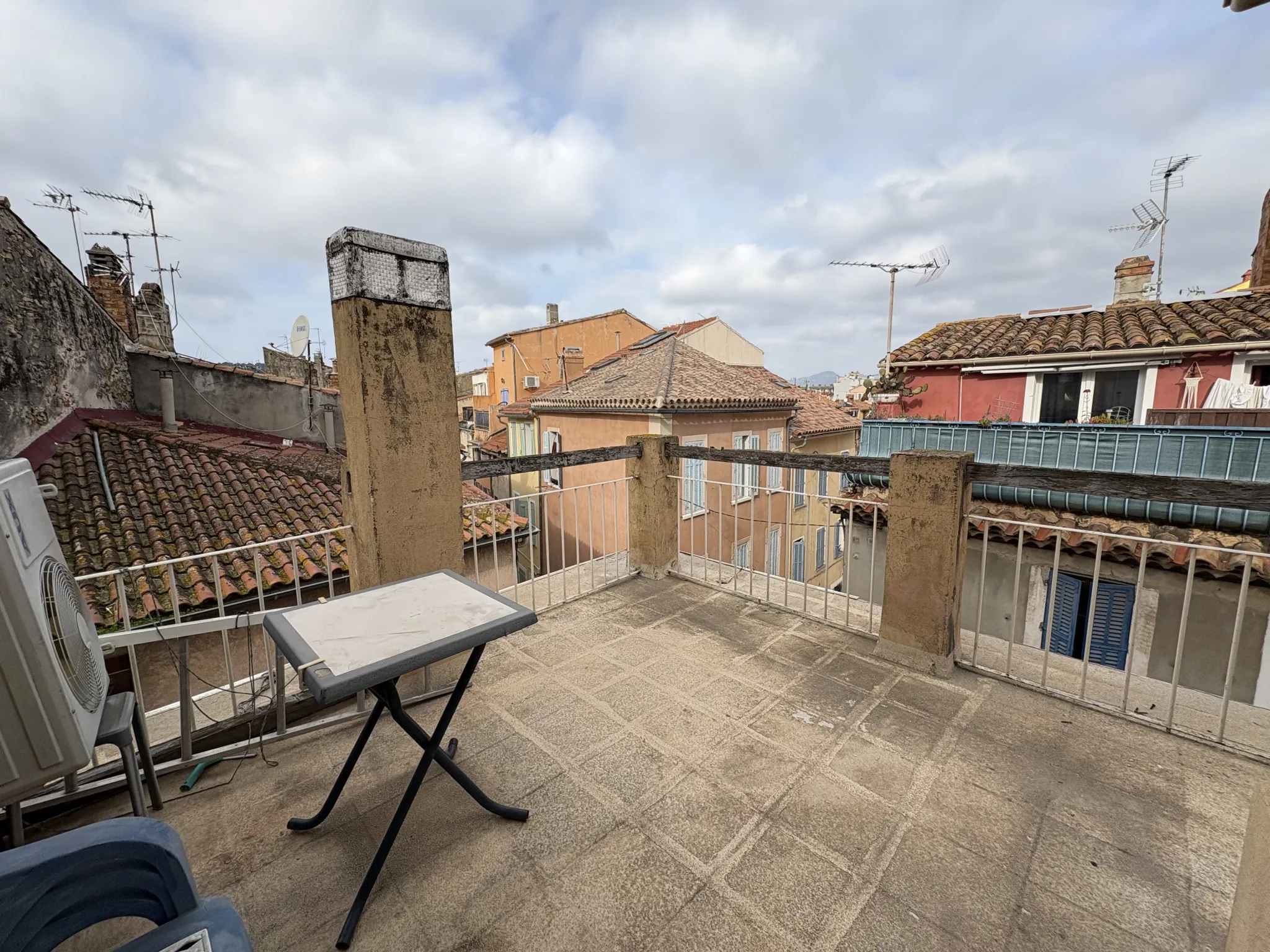 Immeuble de rapport à La Seyne-sur-Mer avec 3 appartements et local commercial 