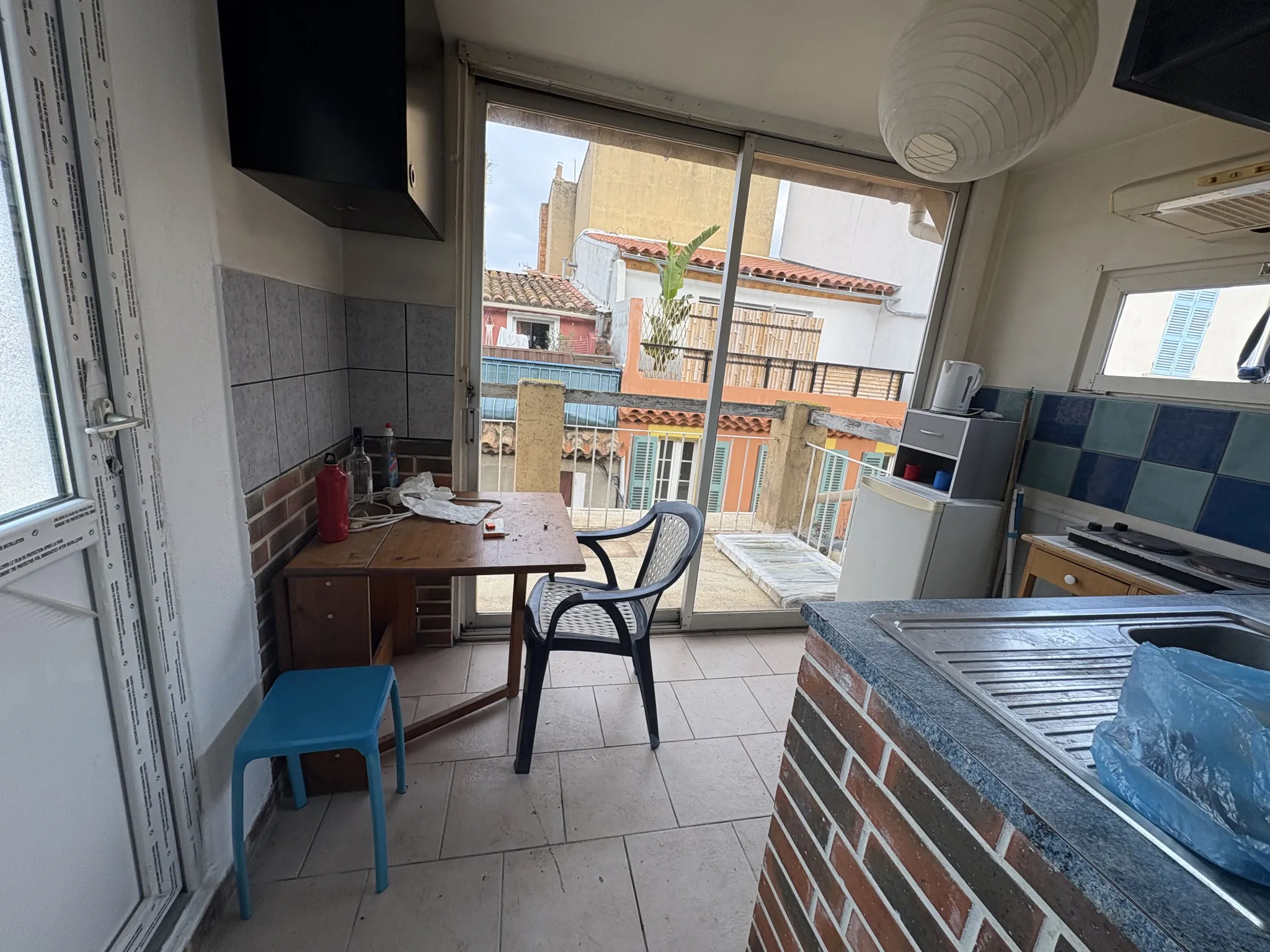 Immeuble de rapport à La Seyne-sur-Mer avec 3 appartements et local commercial 