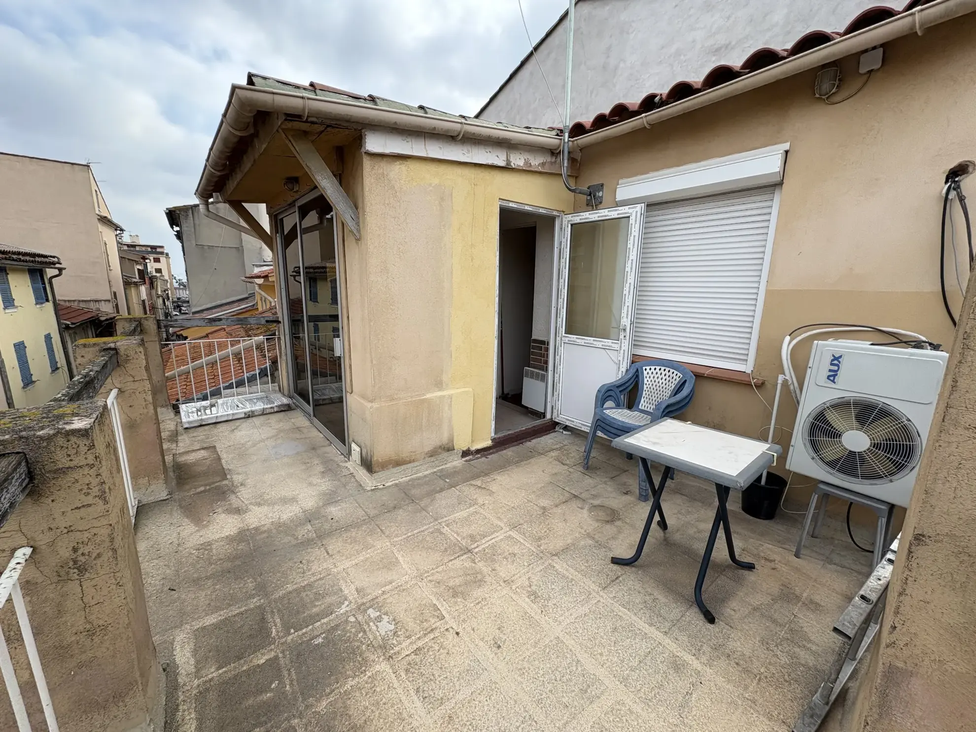 Immeuble de rapport à La Seyne-sur-Mer avec 3 appartements et local commercial 