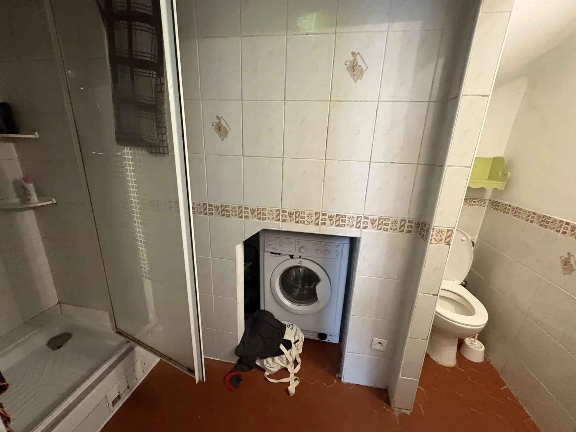 Immeuble de rapport à La Seyne-sur-Mer avec 3 appartements et local commercial 