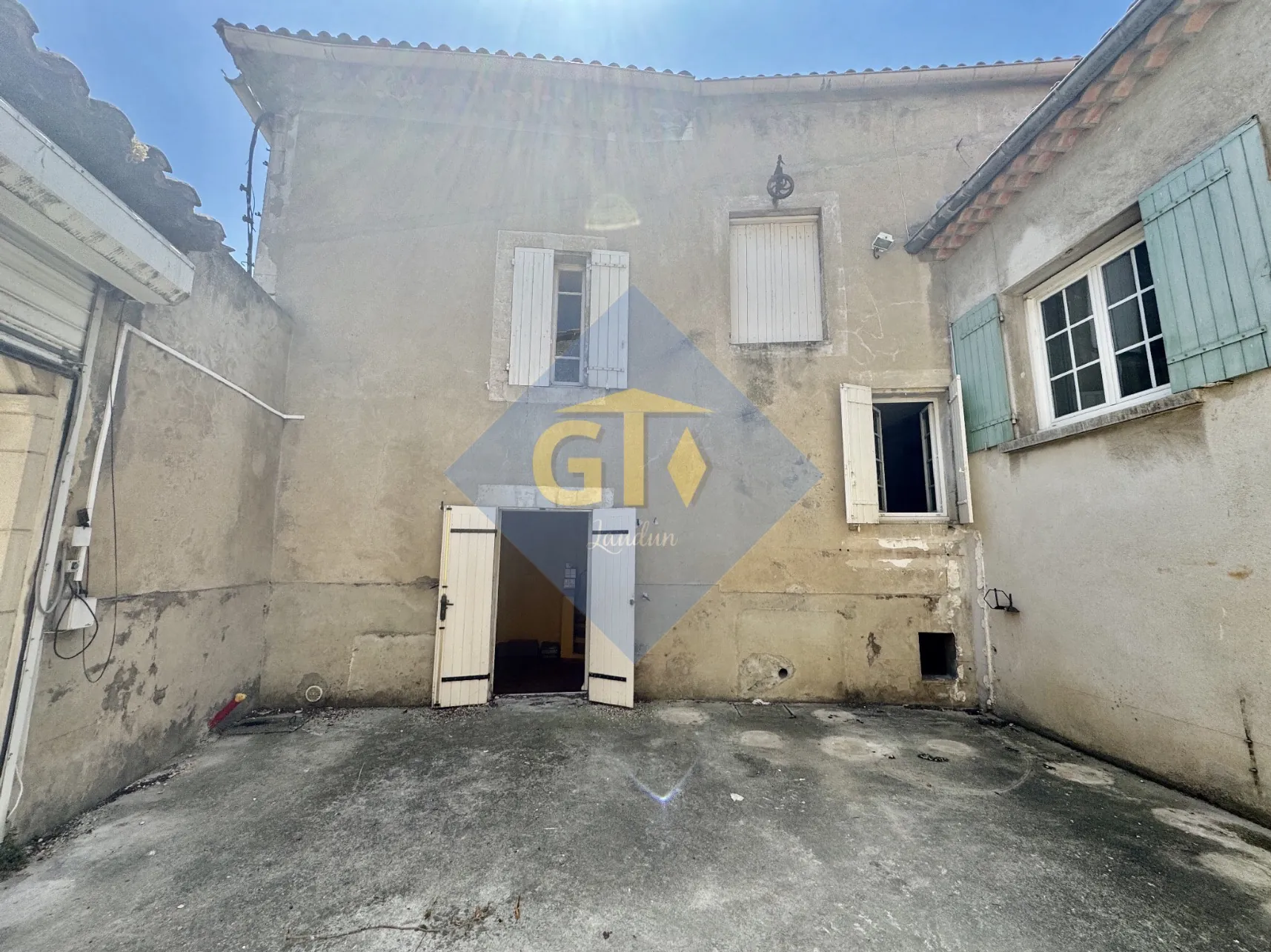 Maison de village avec cour et cave à Saint-Geniès-de-Comolas - Fort potentiel de rénovation 
