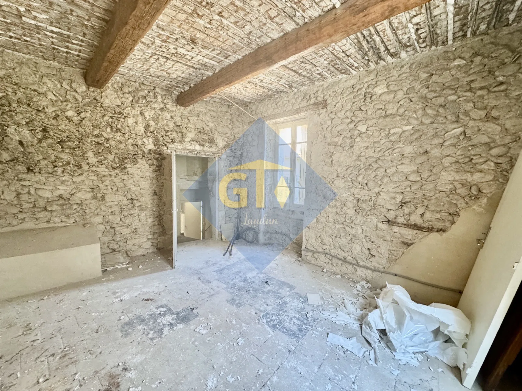 Maison de village avec cour et cave à Saint-Geniès-de-Comolas - Fort potentiel de rénovation 