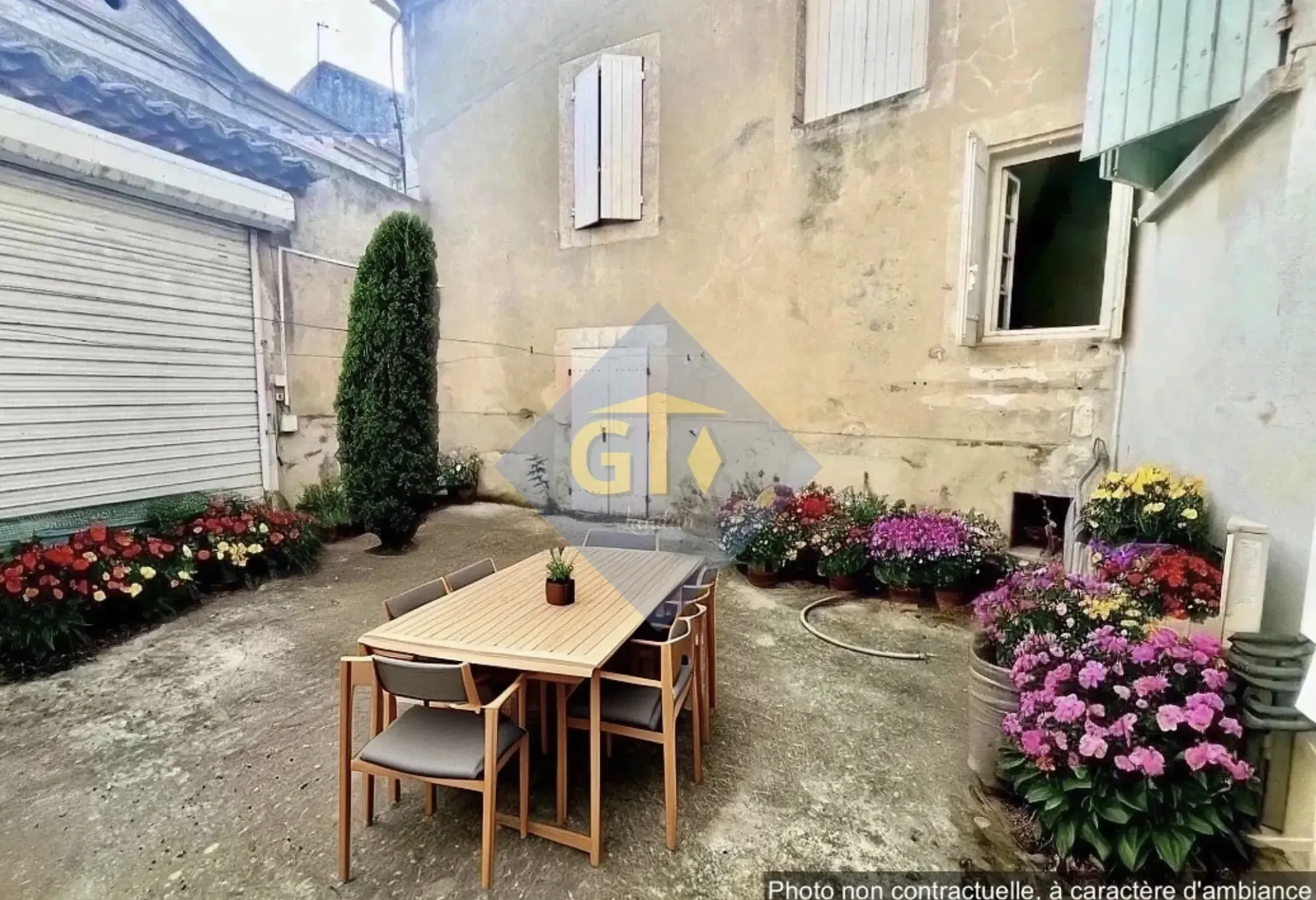 Maison de village avec cour et cave à Saint-Geniès-de-Comolas - Fort potentiel de rénovation 