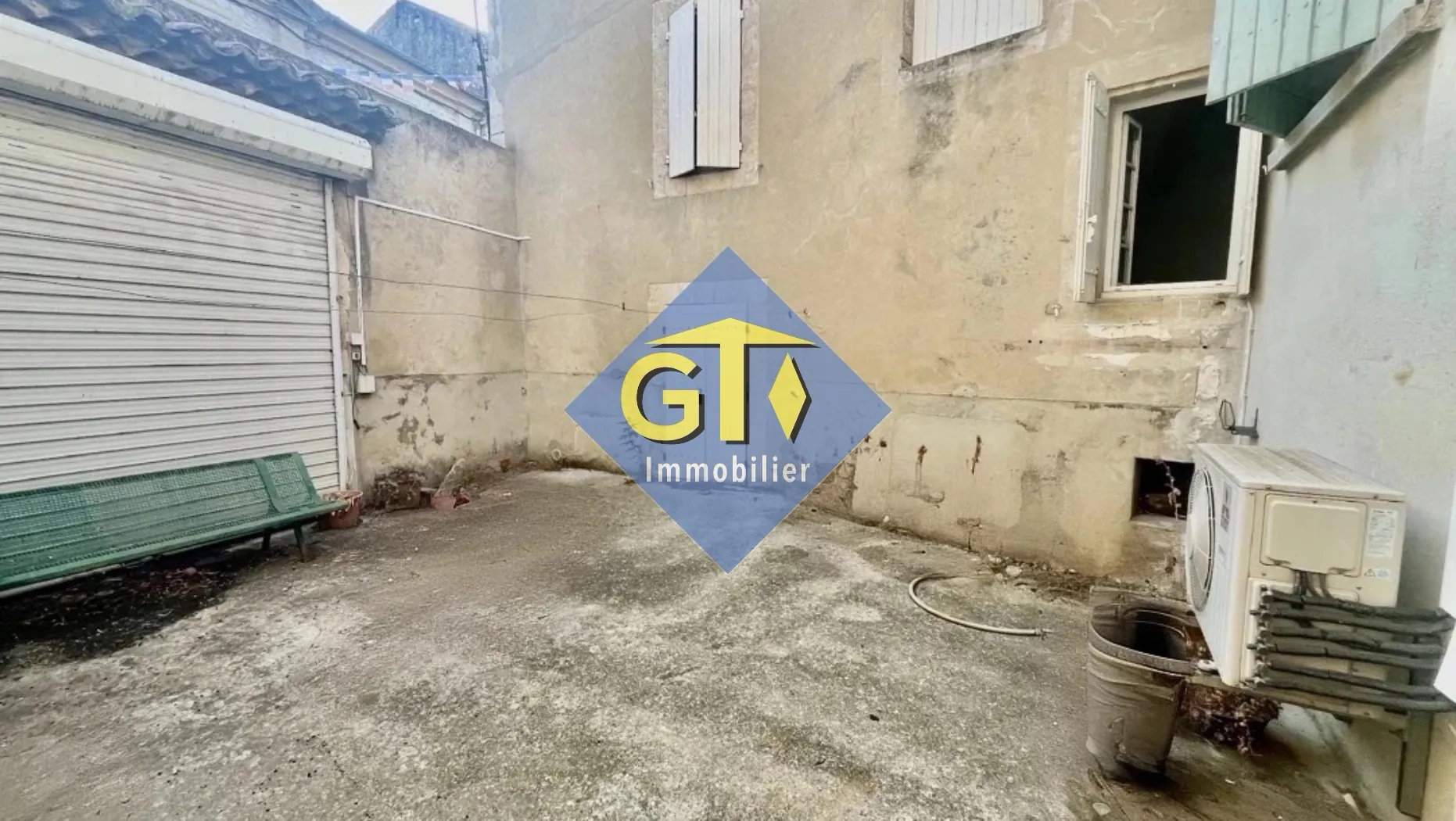 Maison de village avec cour et cave à Saint-Geniès-de-Comolas - Fort potentiel de rénovation 