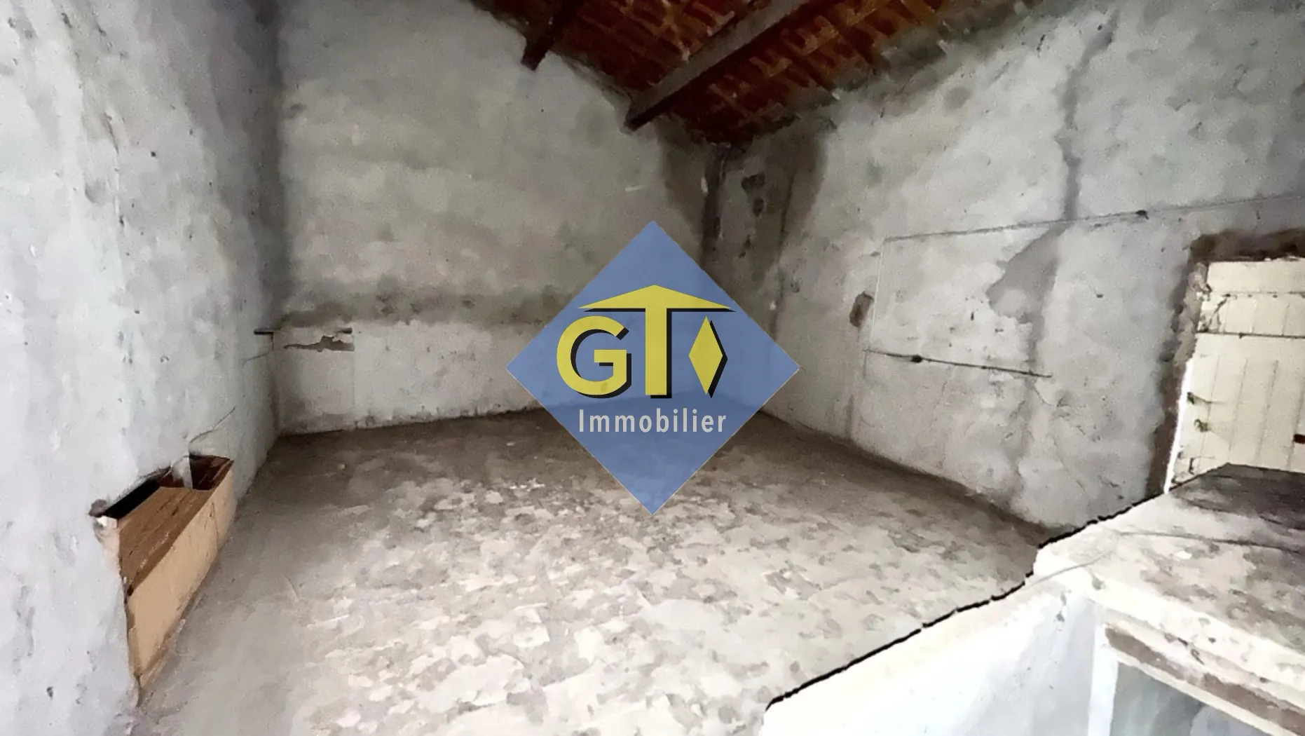 Maison de village avec cour et cave à Saint-Geniès-de-Comolas - Fort potentiel de rénovation 