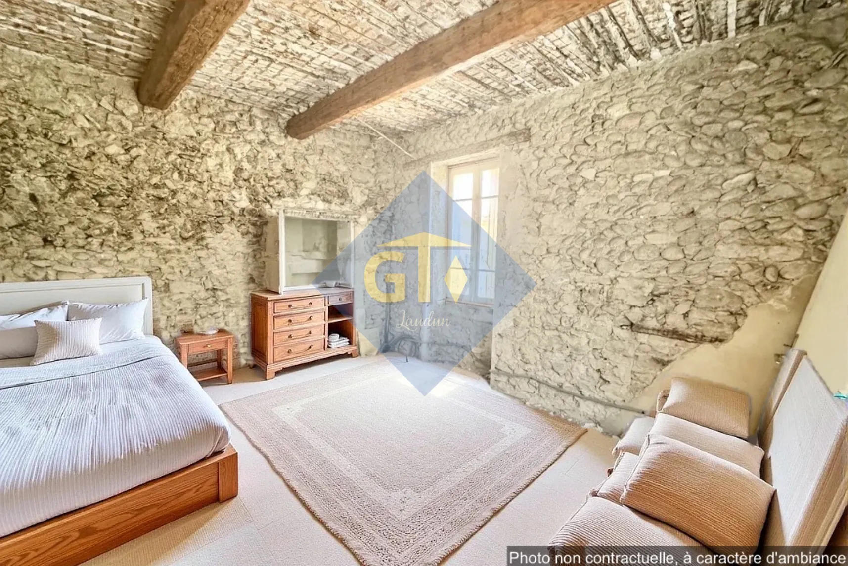 Maison de village avec cour et cave à Saint-Geniès-de-Comolas - Fort potentiel de rénovation 