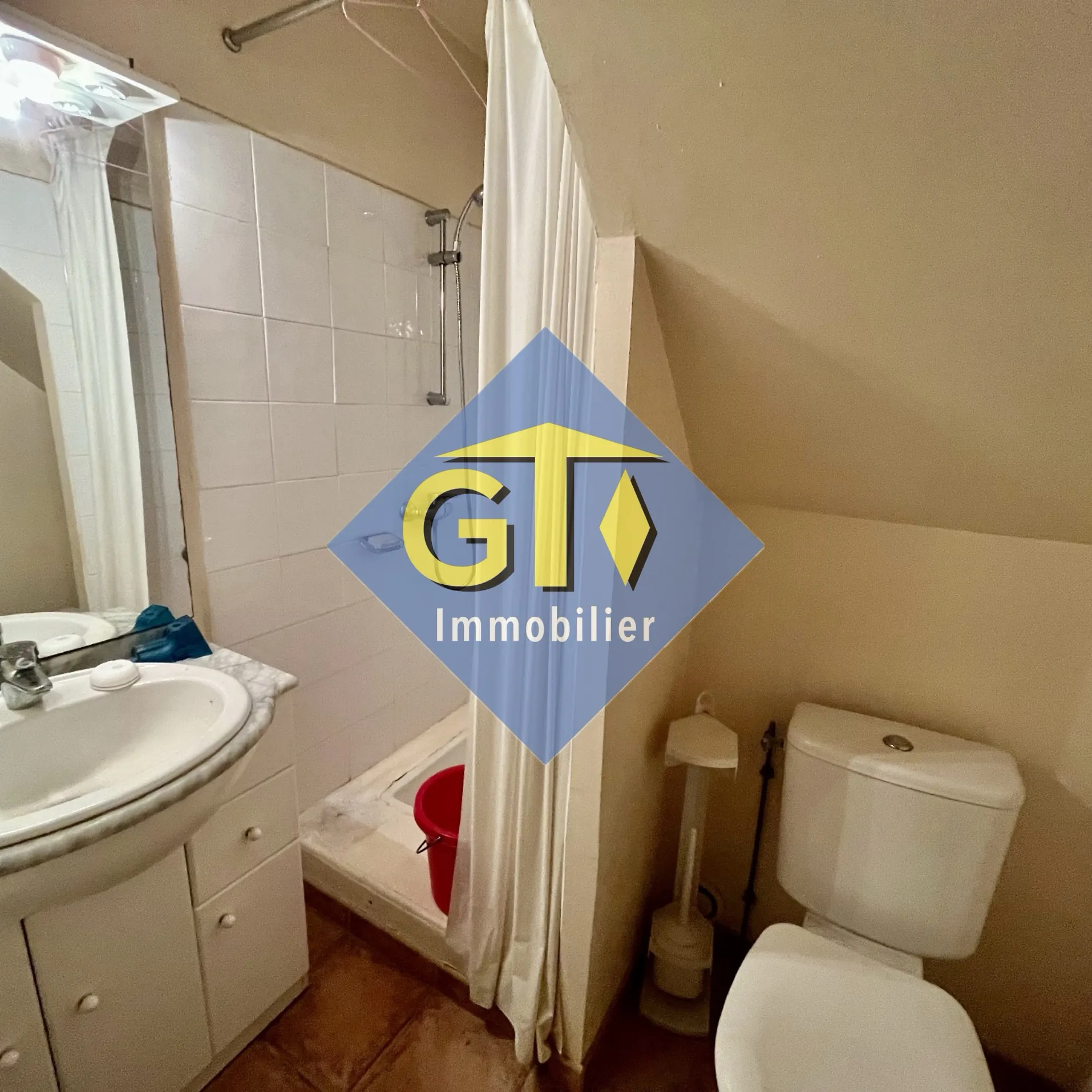 Maison de village avec cour et cave à Saint-Geniès-de-Comolas - Fort potentiel de rénovation 