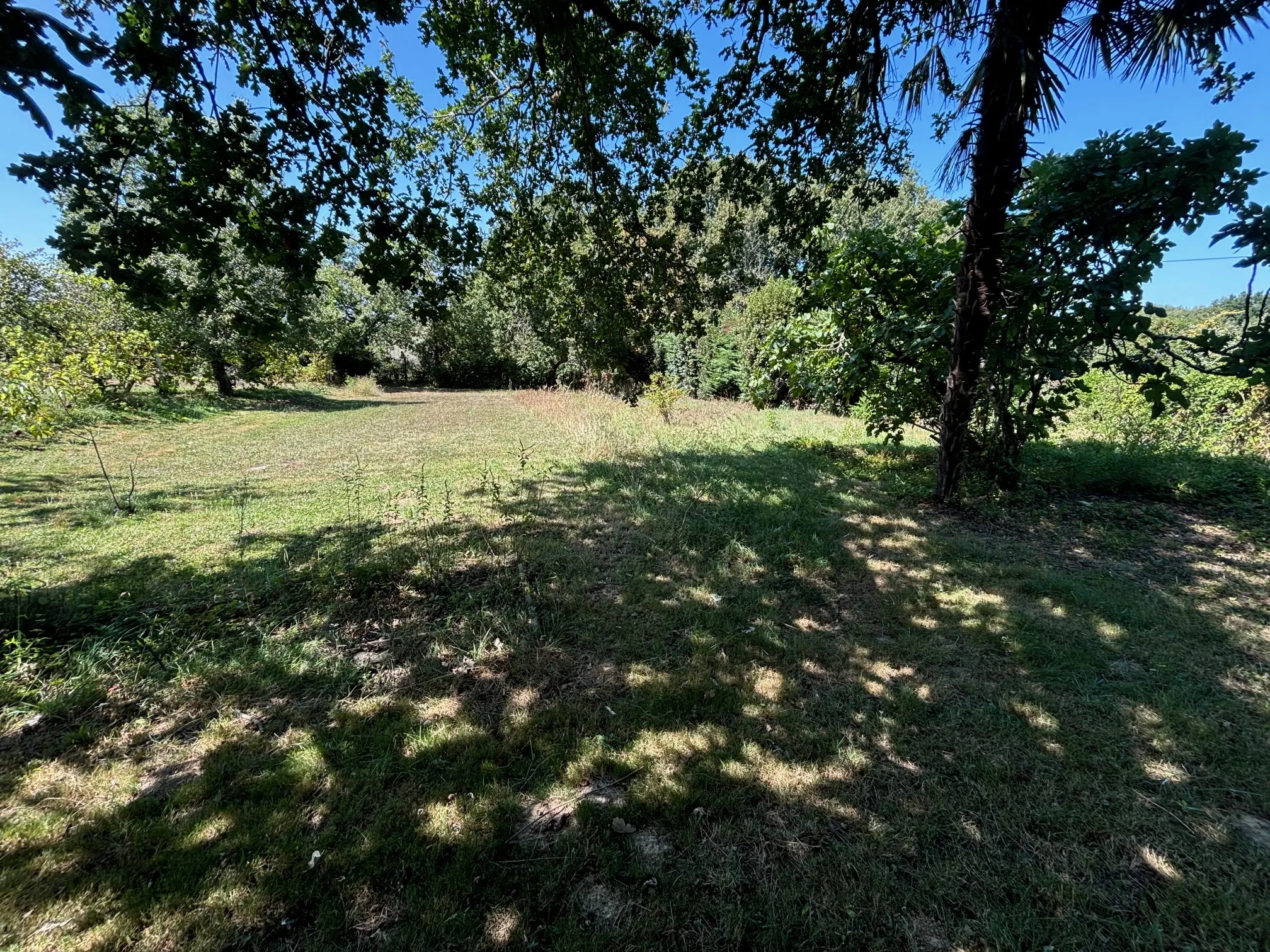 Terrain constructible de 895 m2 à Moirax, proximité d'Agen