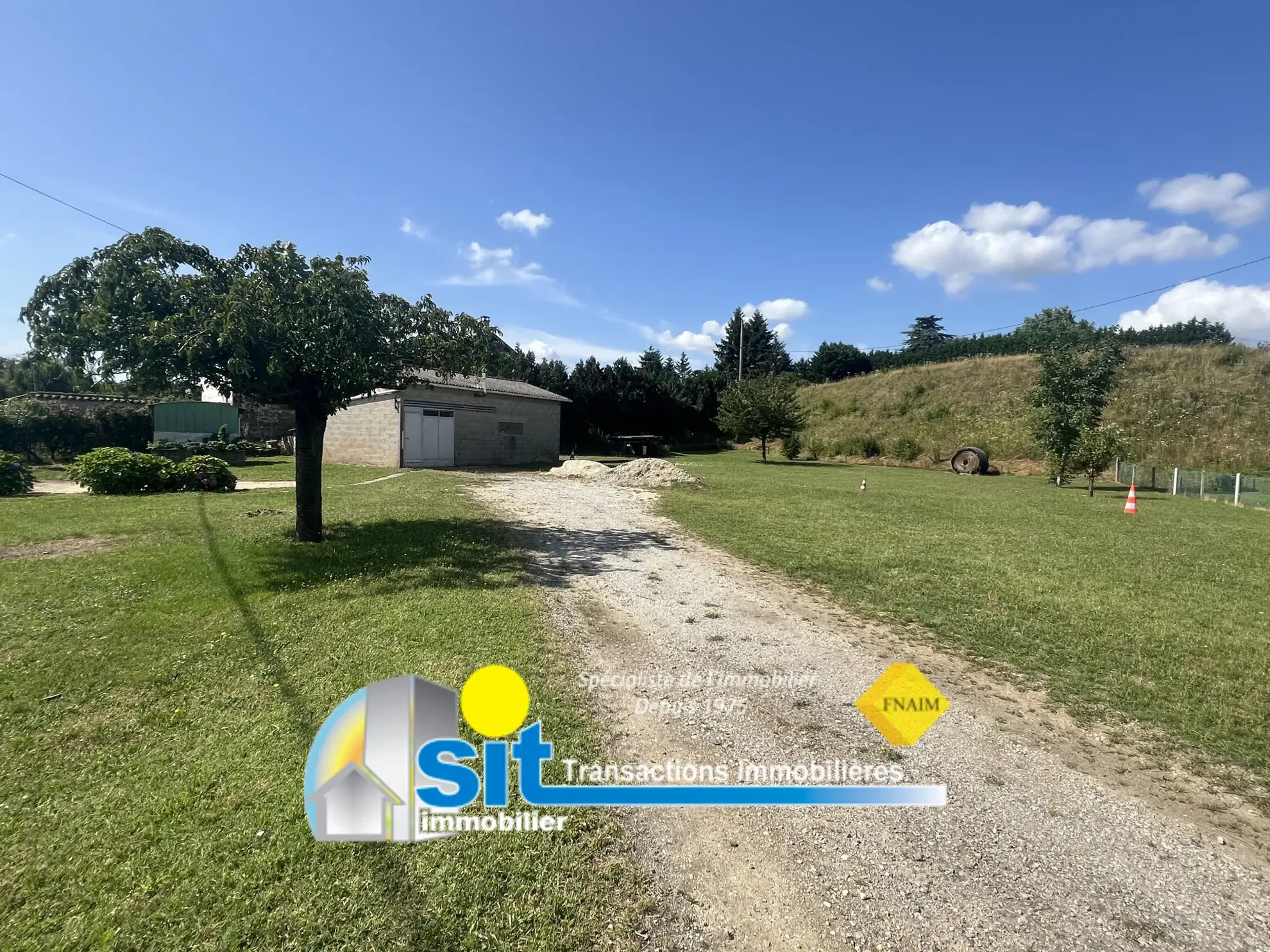 Terrain à bâtir avec dépôt de 70 m² à Seyssuel, vue dégagée, emplacement privilégié 