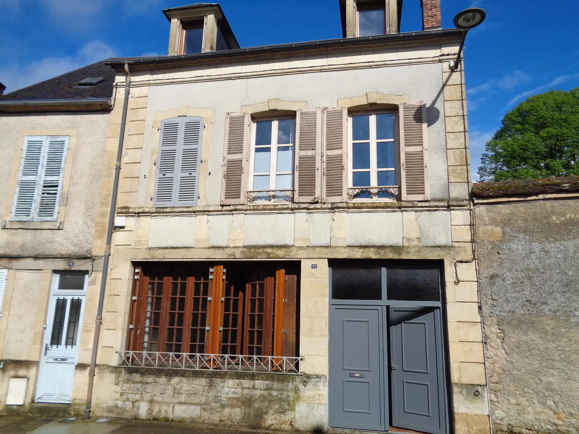 Grande maison de 190 m² avec cour et dépendances à Premery