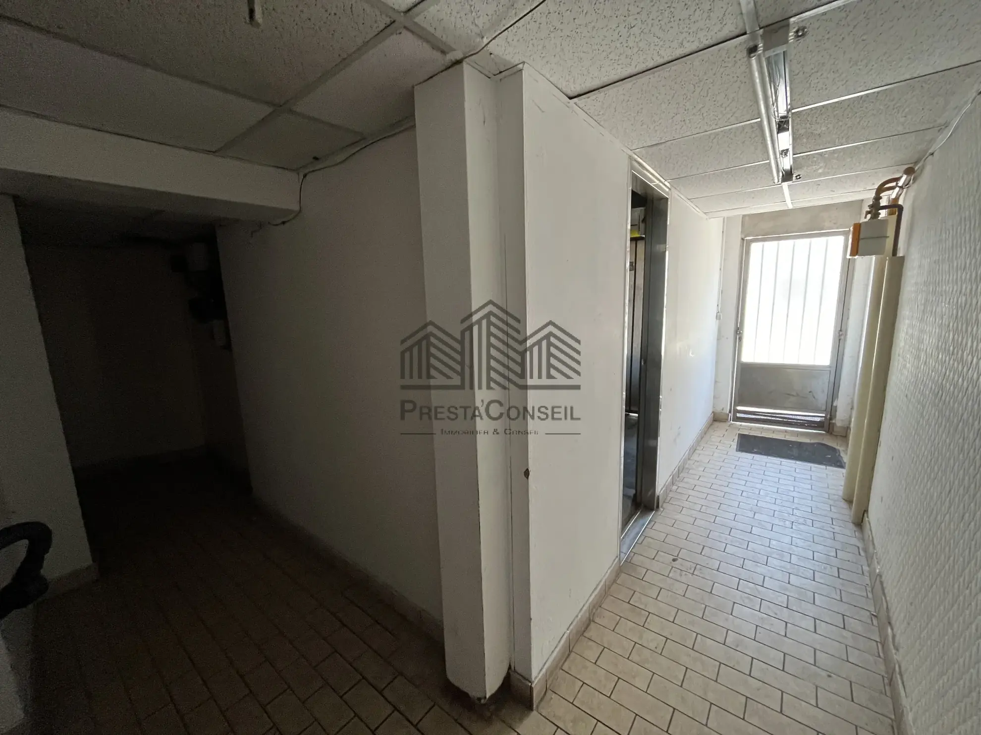 Lot immobilier à vendre à Elbeuf – Local commercial et appartement loués, 133 m² 