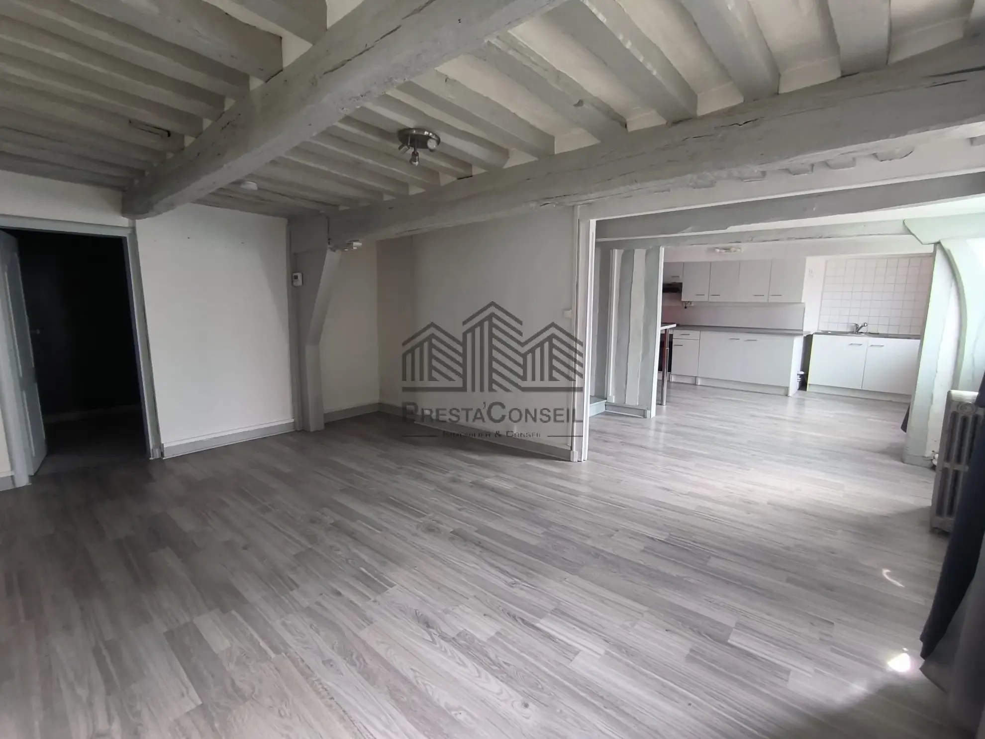 Lot immobilier à vendre à Elbeuf – Local commercial et appartement loués, 133 m² 