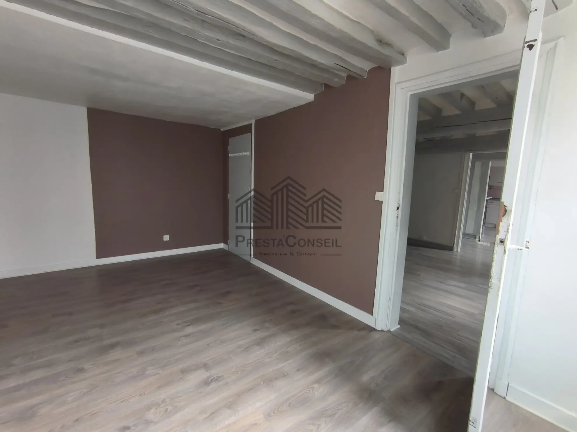 Lot immobilier à vendre à Elbeuf – Local commercial et appartement loués, 133 m² 