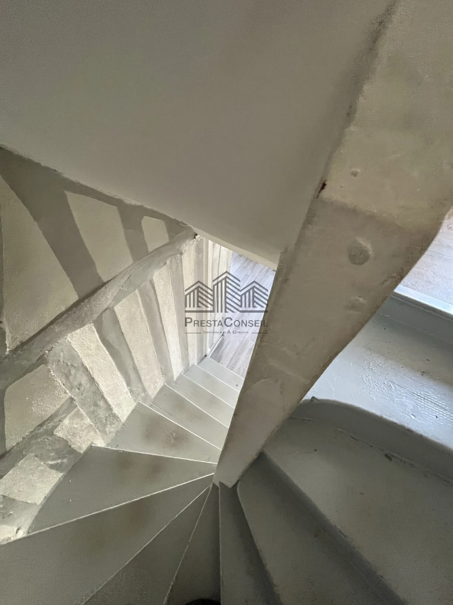 Lot immobilier à vendre à Elbeuf – Local commercial et appartement loués, 133 m² 