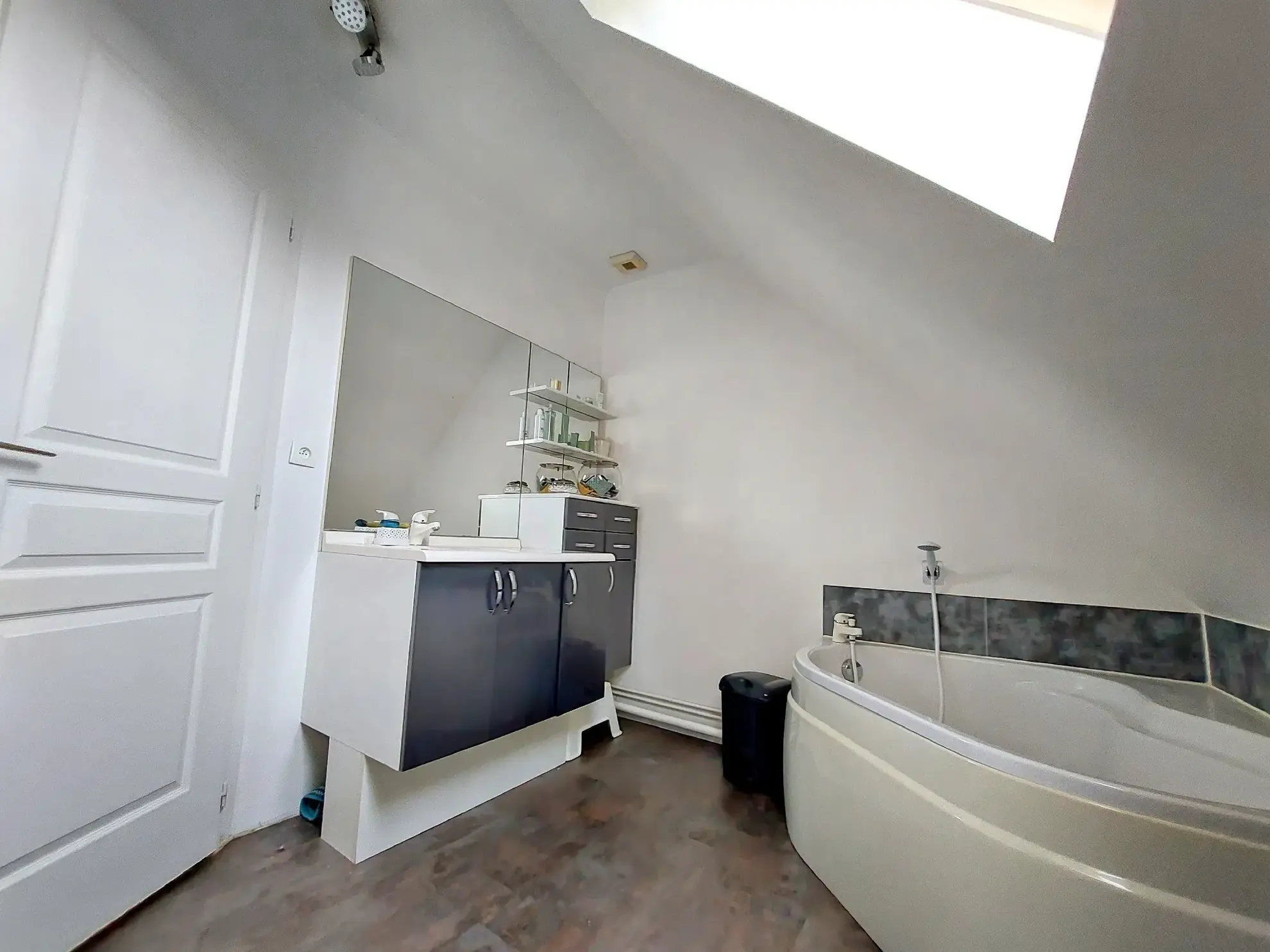 Maison lumineuse avec terrasse et terrain clos à La Saussaye – 6 pièces 