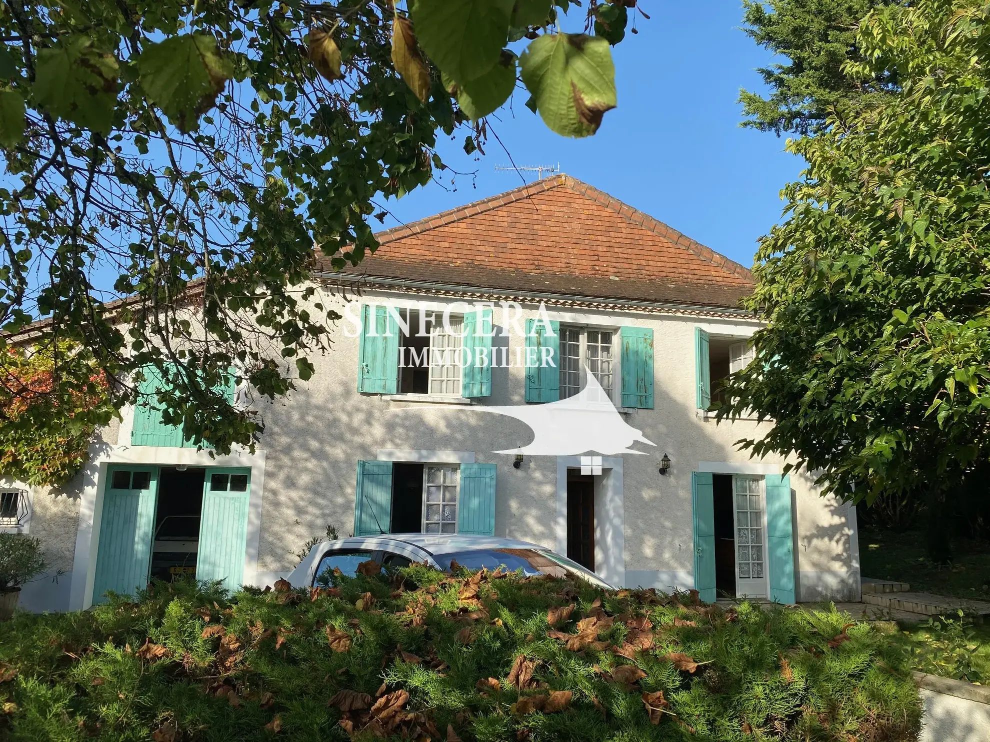 Maison en pierre avec grand terrain à Riberac, 3 chambres, garage et jardin ombragé