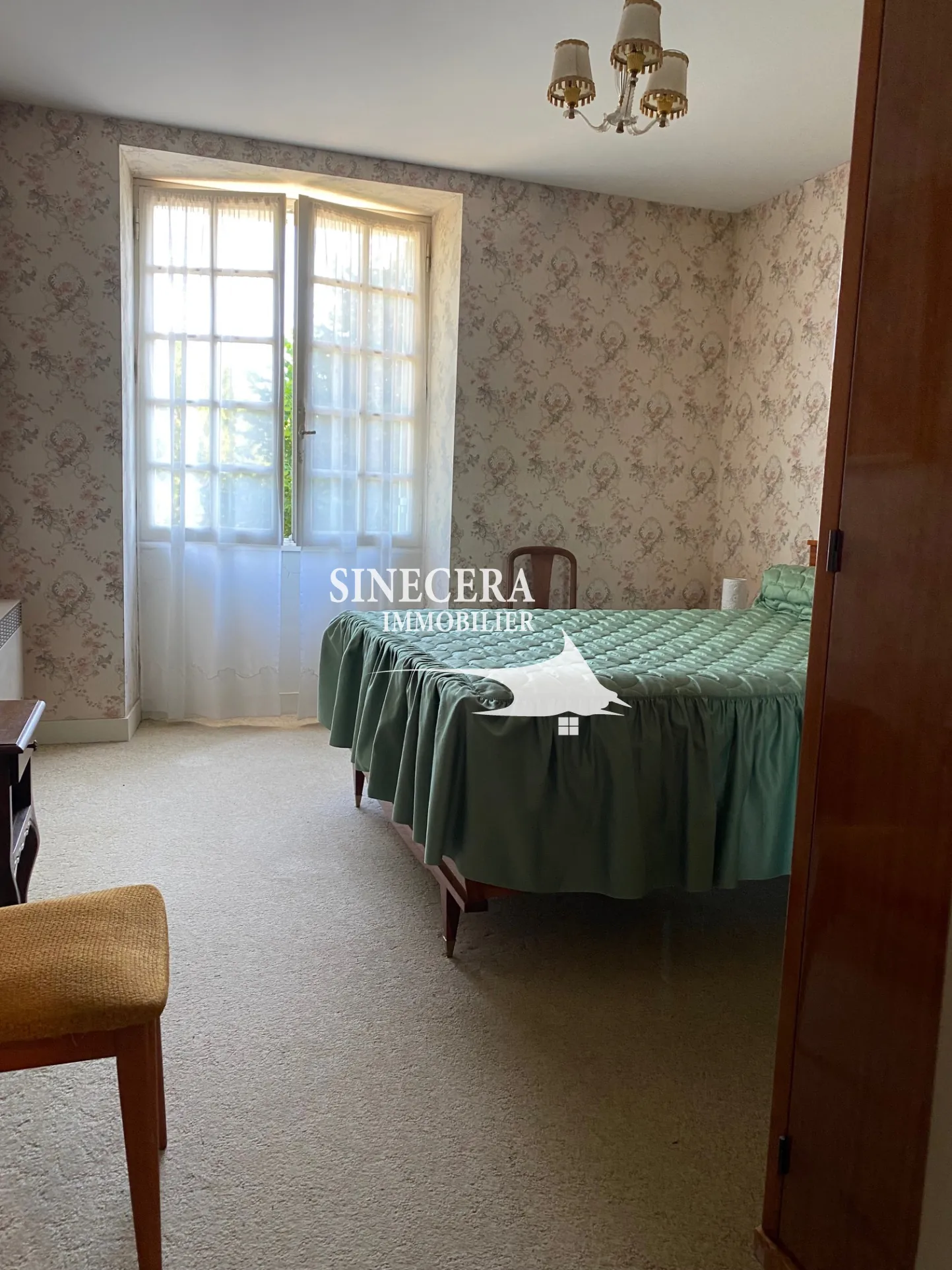 Maison en pierre avec grand terrain à Riberac, 3 chambres, garage et jardin ombragé 