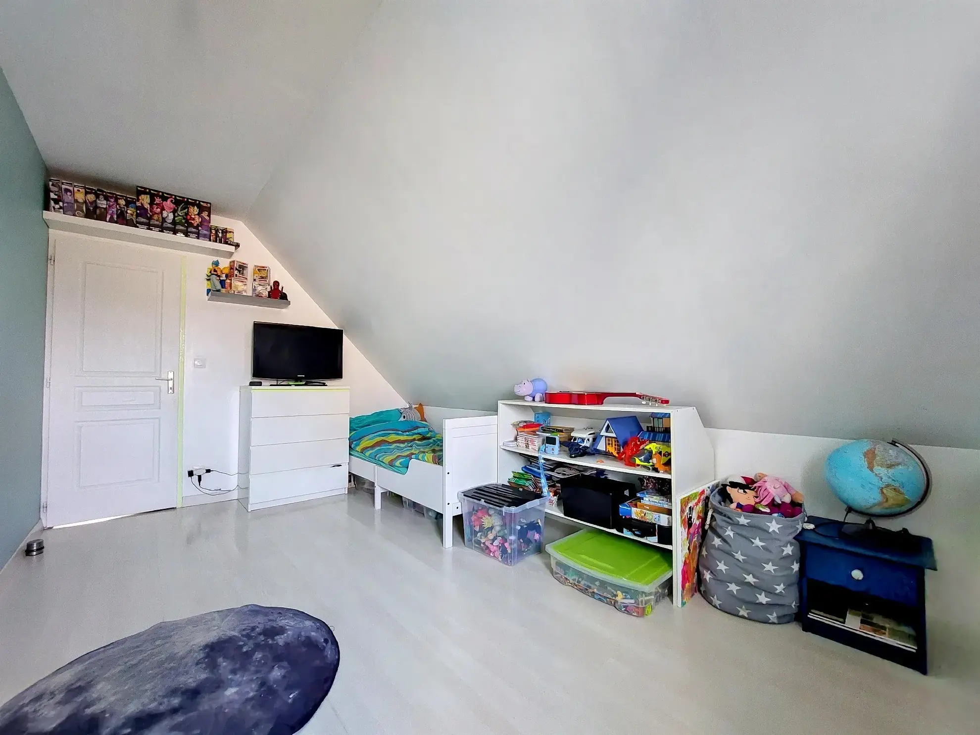 Maison lumineuse avec terrasse et terrain clos à La Saussaye – 6 pièces 