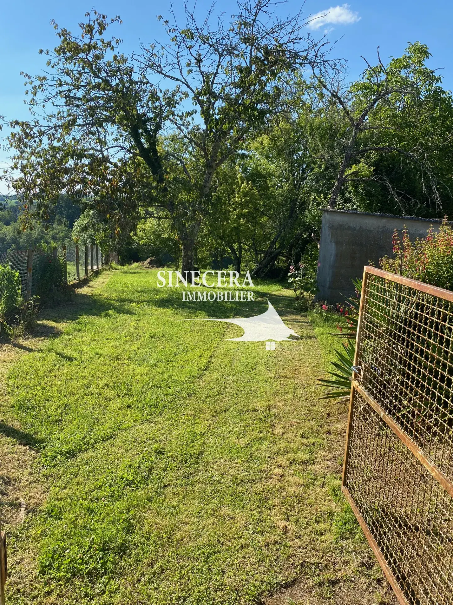 Maison en pierre avec grand terrain à Riberac, 3 chambres, garage et jardin ombragé 