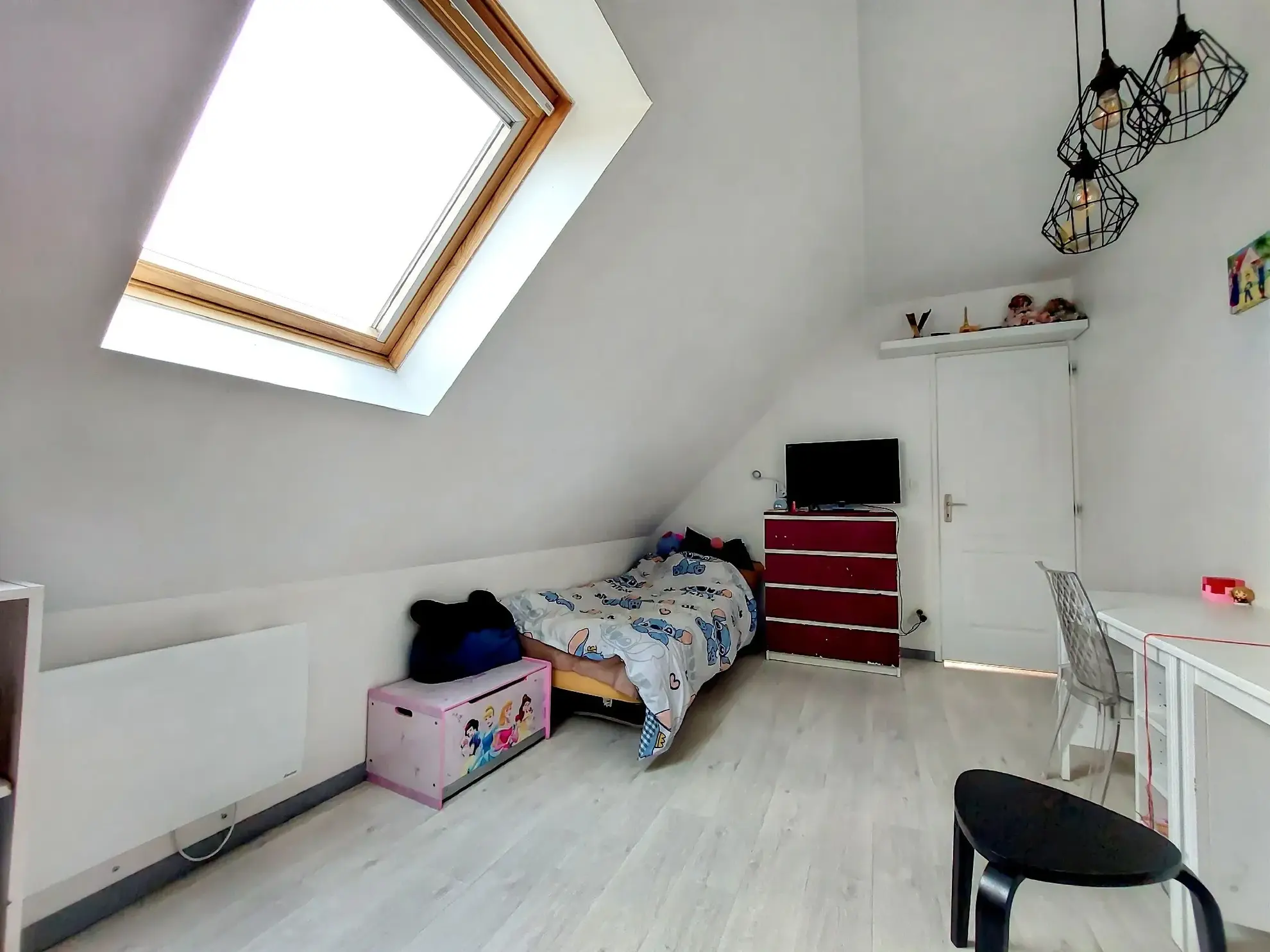 Maison lumineuse avec terrasse et terrain clos à La Saussaye – 6 pièces 