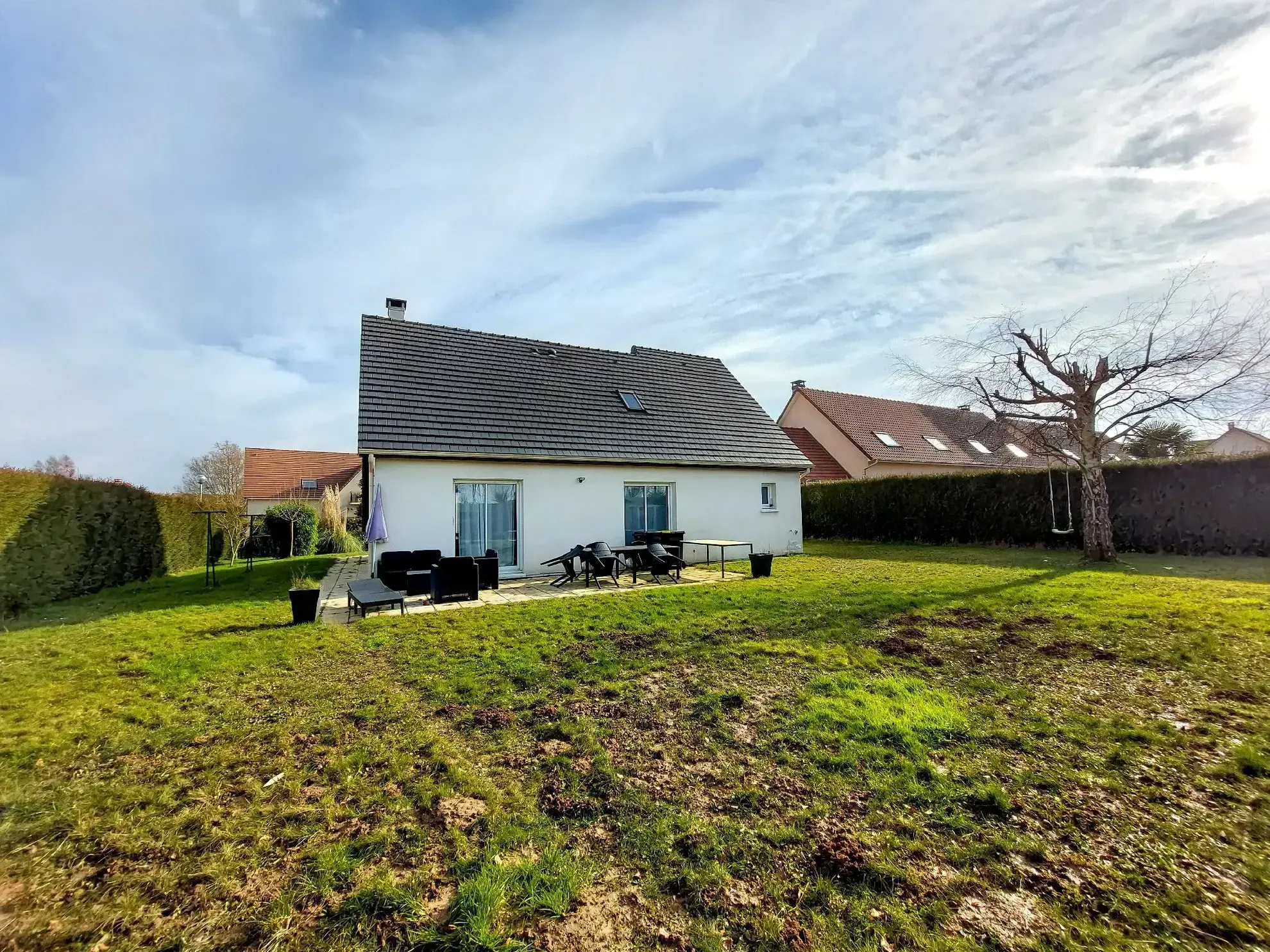 Maison lumineuse avec terrasse et terrain clos à La Saussaye – 6 pièces 