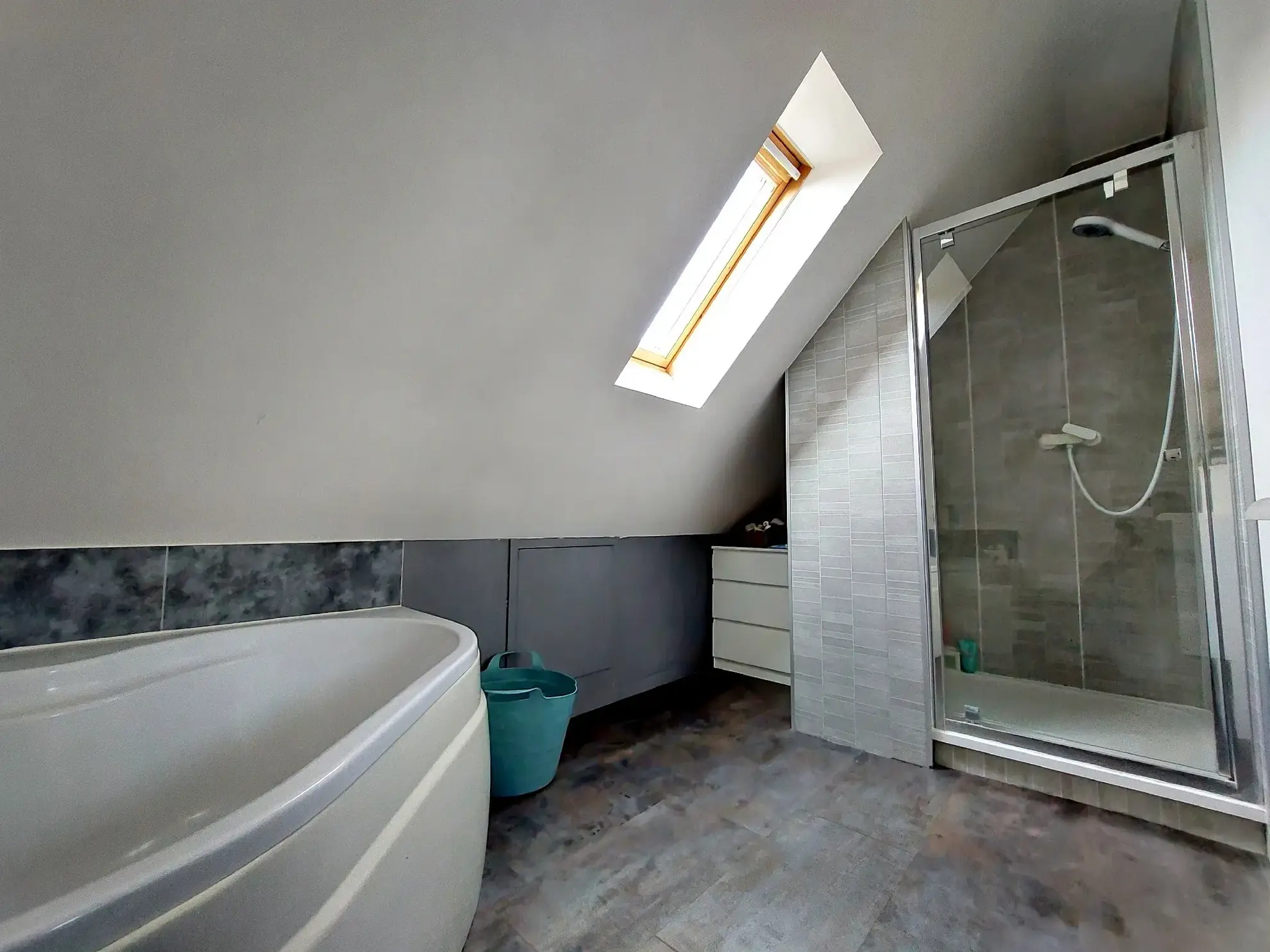 Maison lumineuse avec terrasse et terrain clos à La Saussaye – 6 pièces 