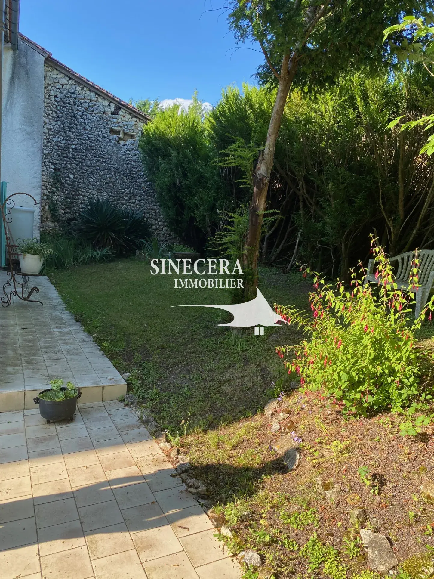 Maison en pierre avec grand terrain à Riberac, 3 chambres, garage et jardin ombragé 