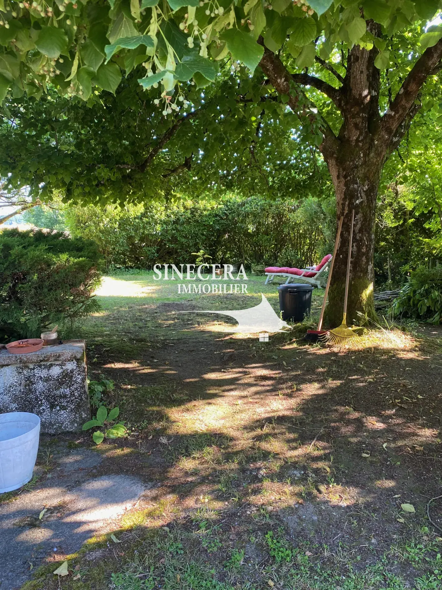 Maison en pierre avec grand terrain à Riberac, 3 chambres, garage et jardin ombragé 