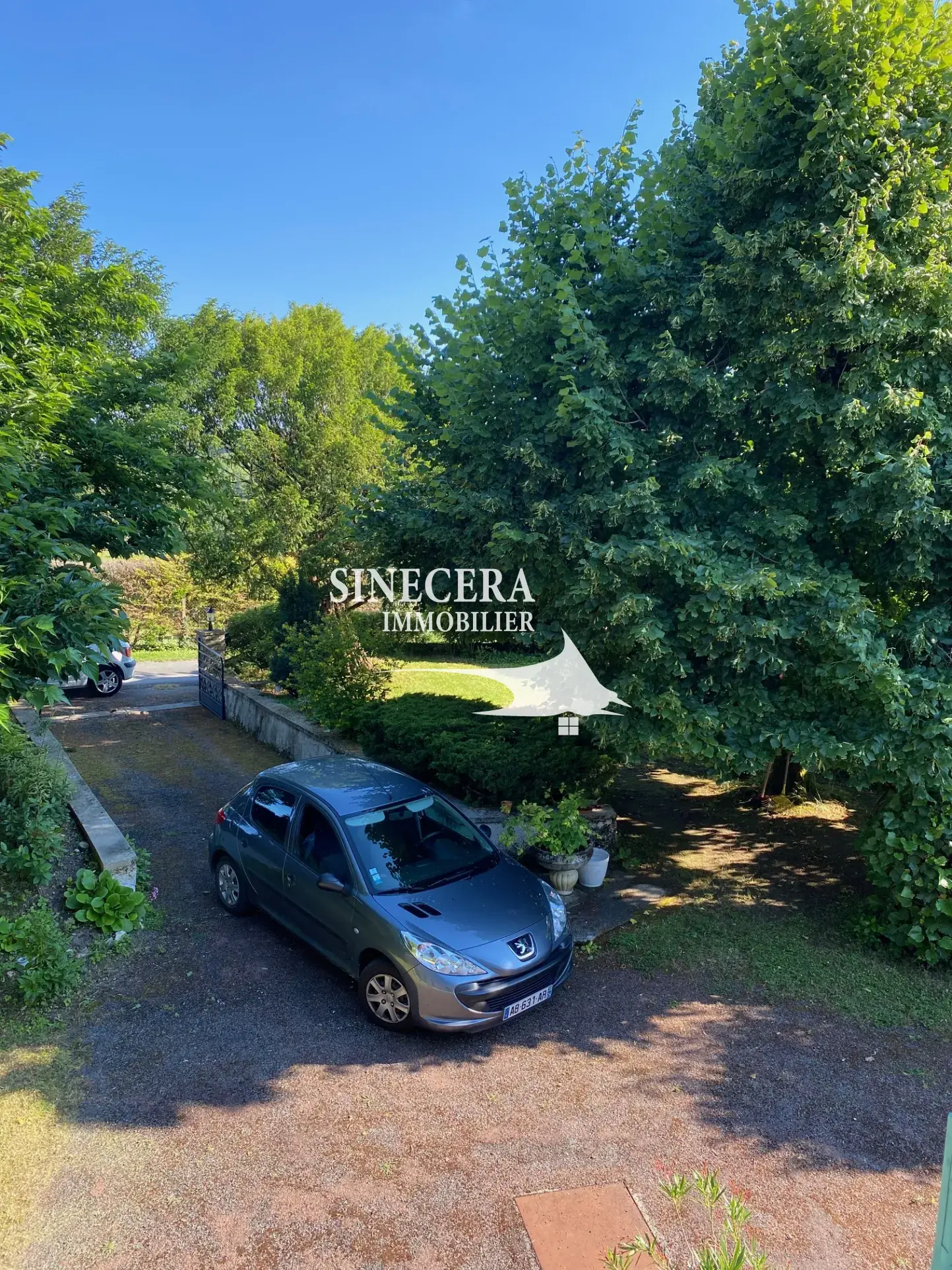 Maison en pierre avec grand terrain à Riberac, 3 chambres, garage et jardin ombragé 
