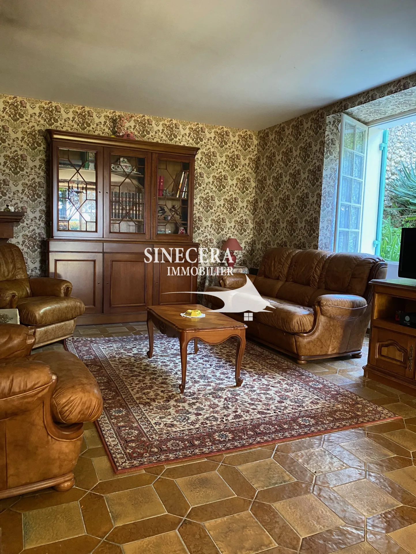 Maison en pierre avec grand terrain à Riberac, 3 chambres, garage et jardin ombragé 