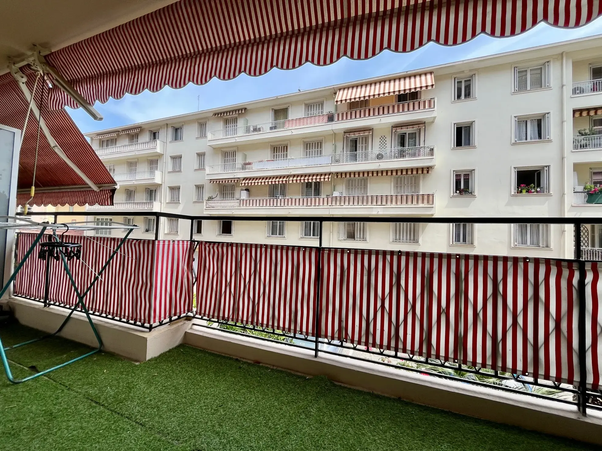 Vente d'un appartement 2 pièces rénové à Menton, quartier du Centenaire 