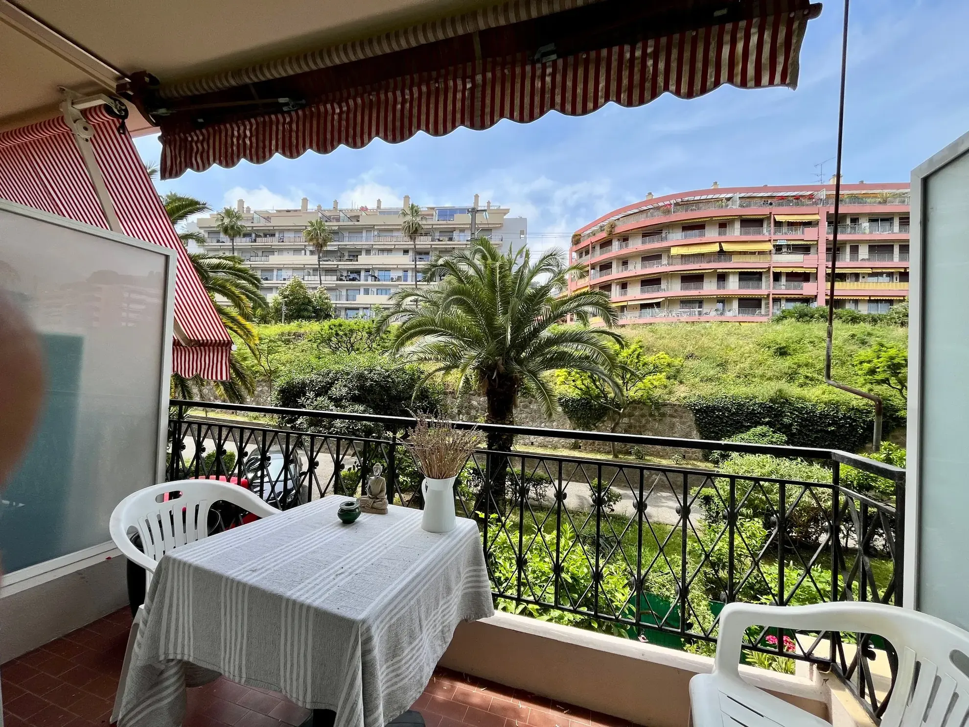 Vente d'un appartement 2 pièces rénové à Menton, quartier du Centenaire 