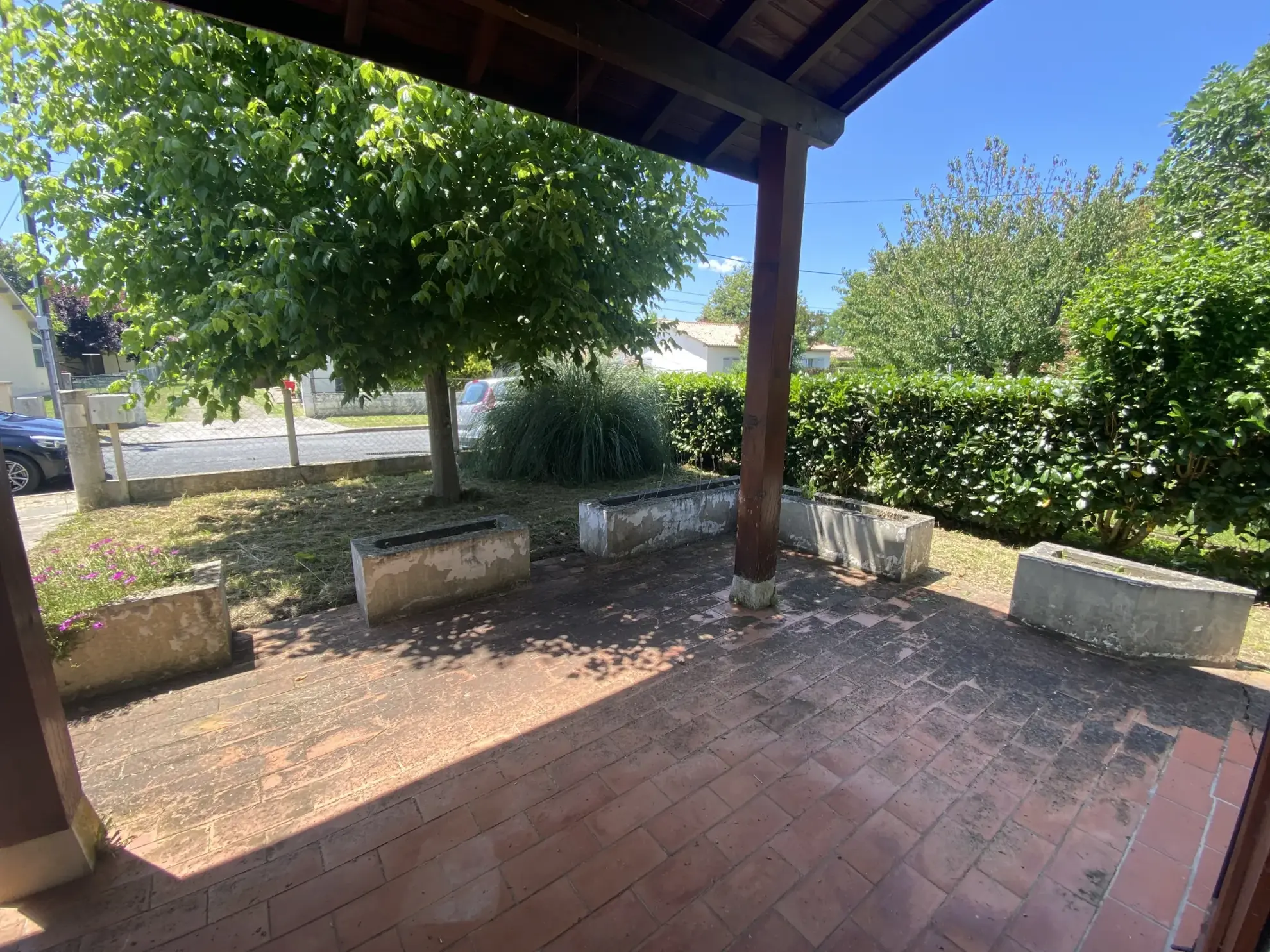 Maison de 104 m² à Bazas avec véranda, garage et terrain de 991 m² 