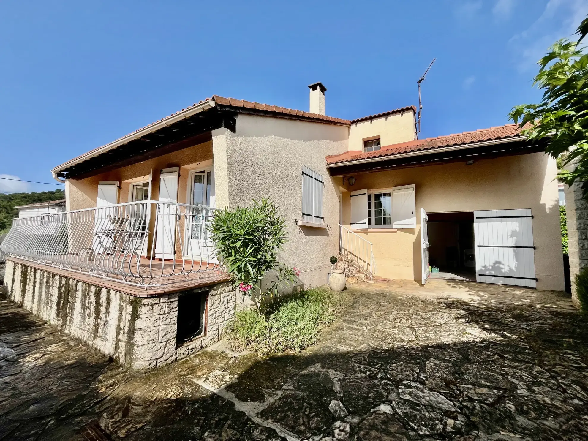 Belle maison T4 avec terrain piscinable et dépendance à Laudun