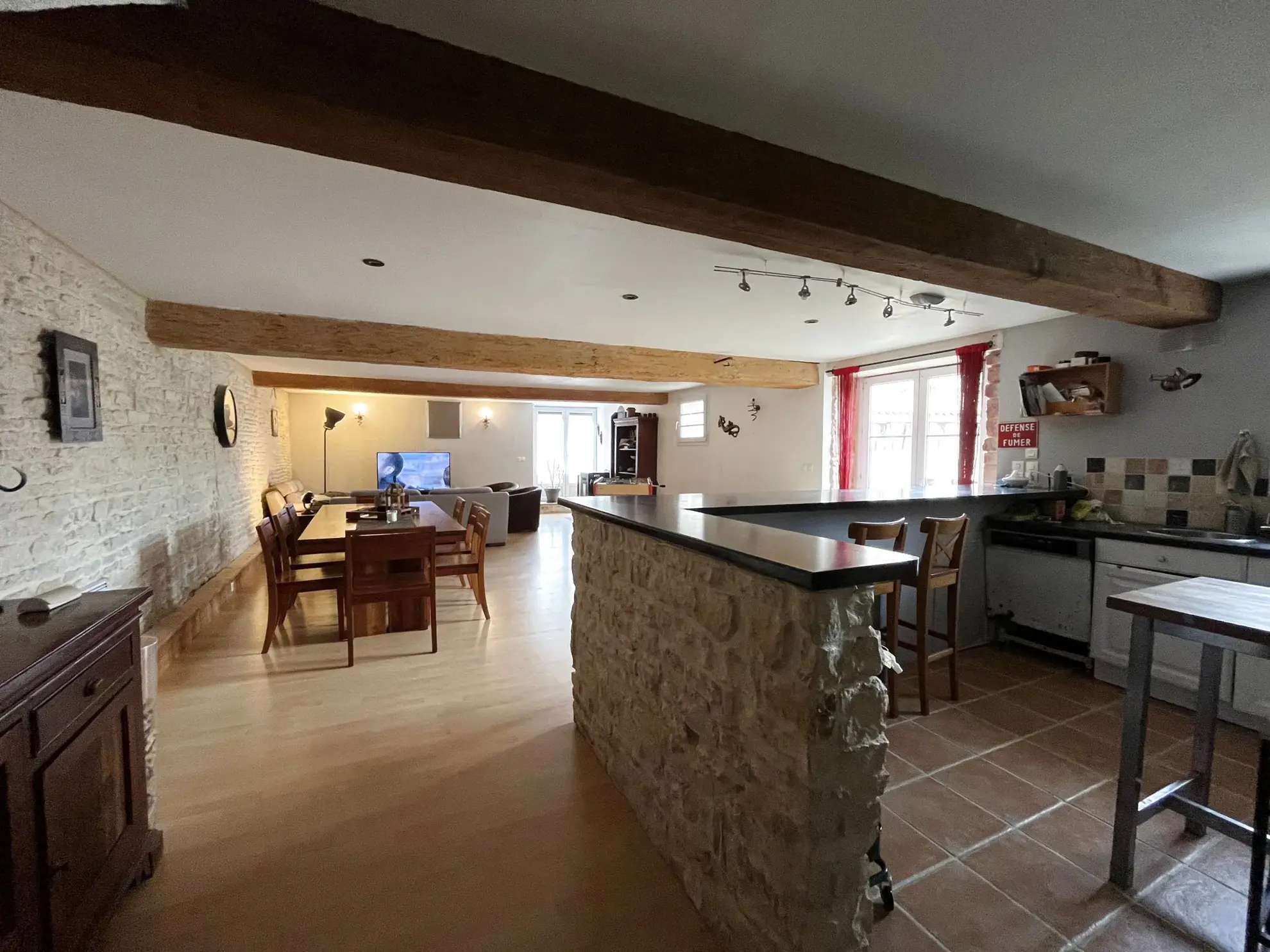 Maison en pierre avec piscine à Mauzé-sur-le-Mignon – 3 chambres et terrain arboré 