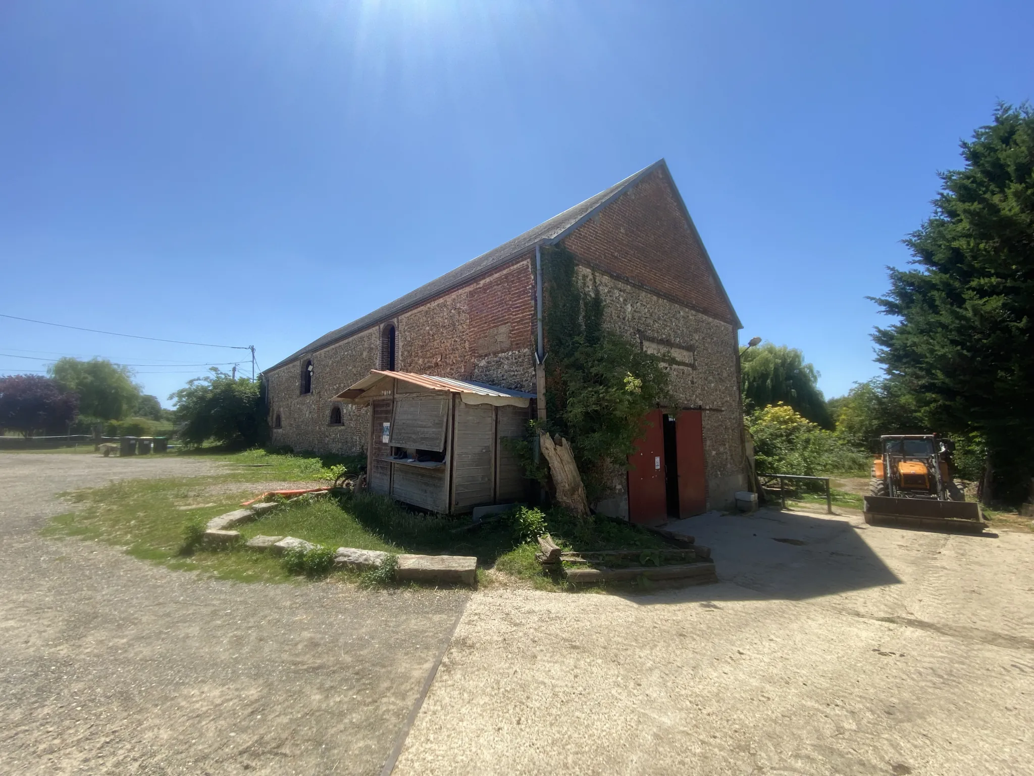 Ancien corps de ferme avec écuries en pierre à rénover à Cherisy (28)