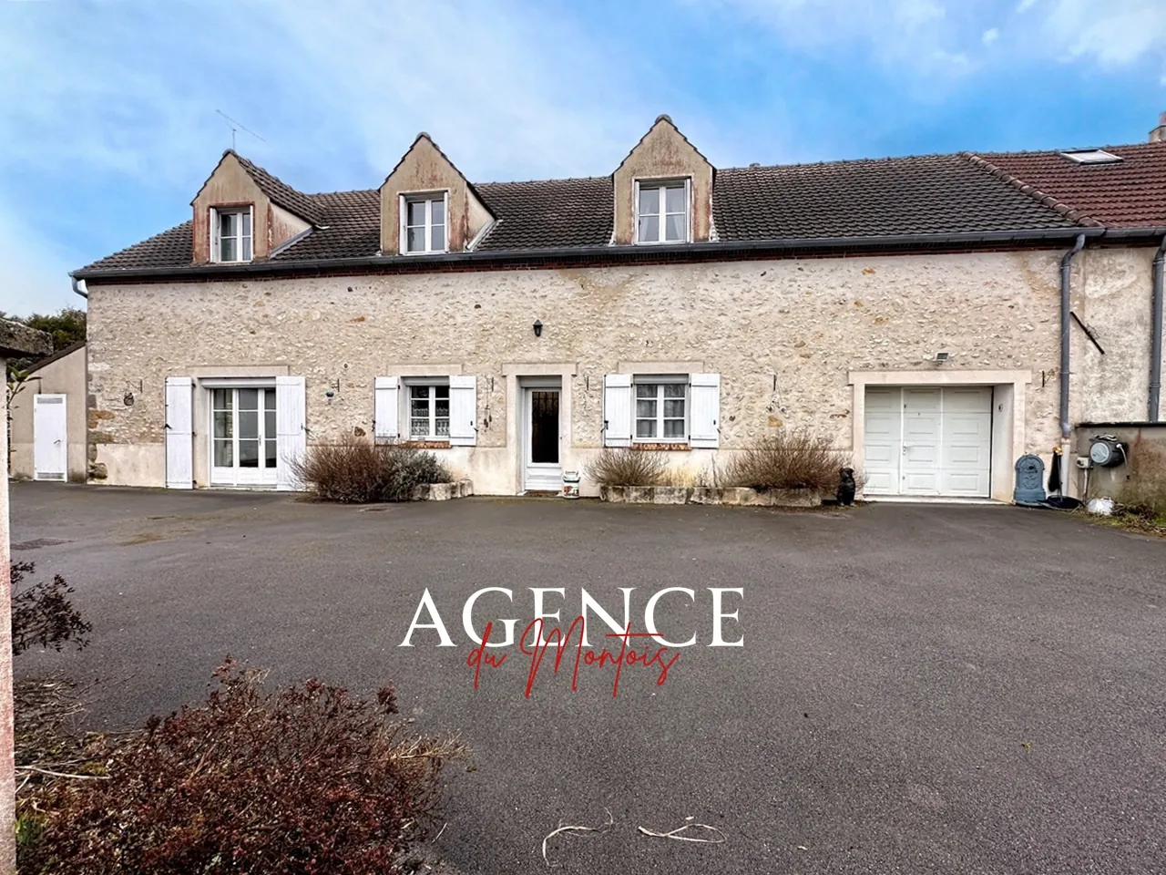 Ferme en pierre à Longueville avec jardin, garage et 6 chambres 