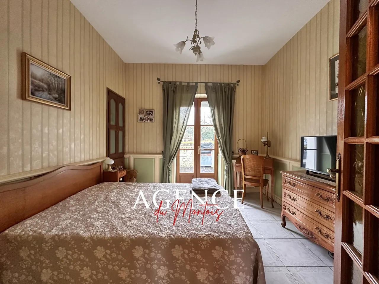 Ferme en pierre à Longueville avec jardin, garage et 6 chambres 