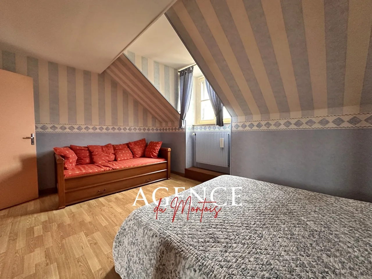 Ferme en pierre à Longueville avec jardin, garage et 6 chambres 