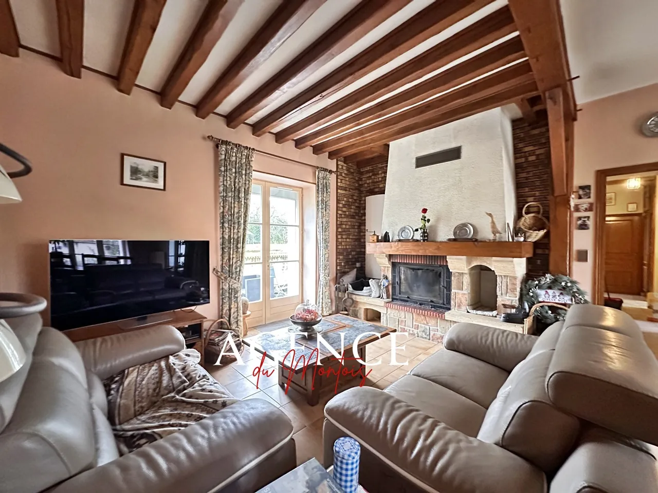 Ferme en pierre à Longueville avec jardin, garage et 6 chambres 