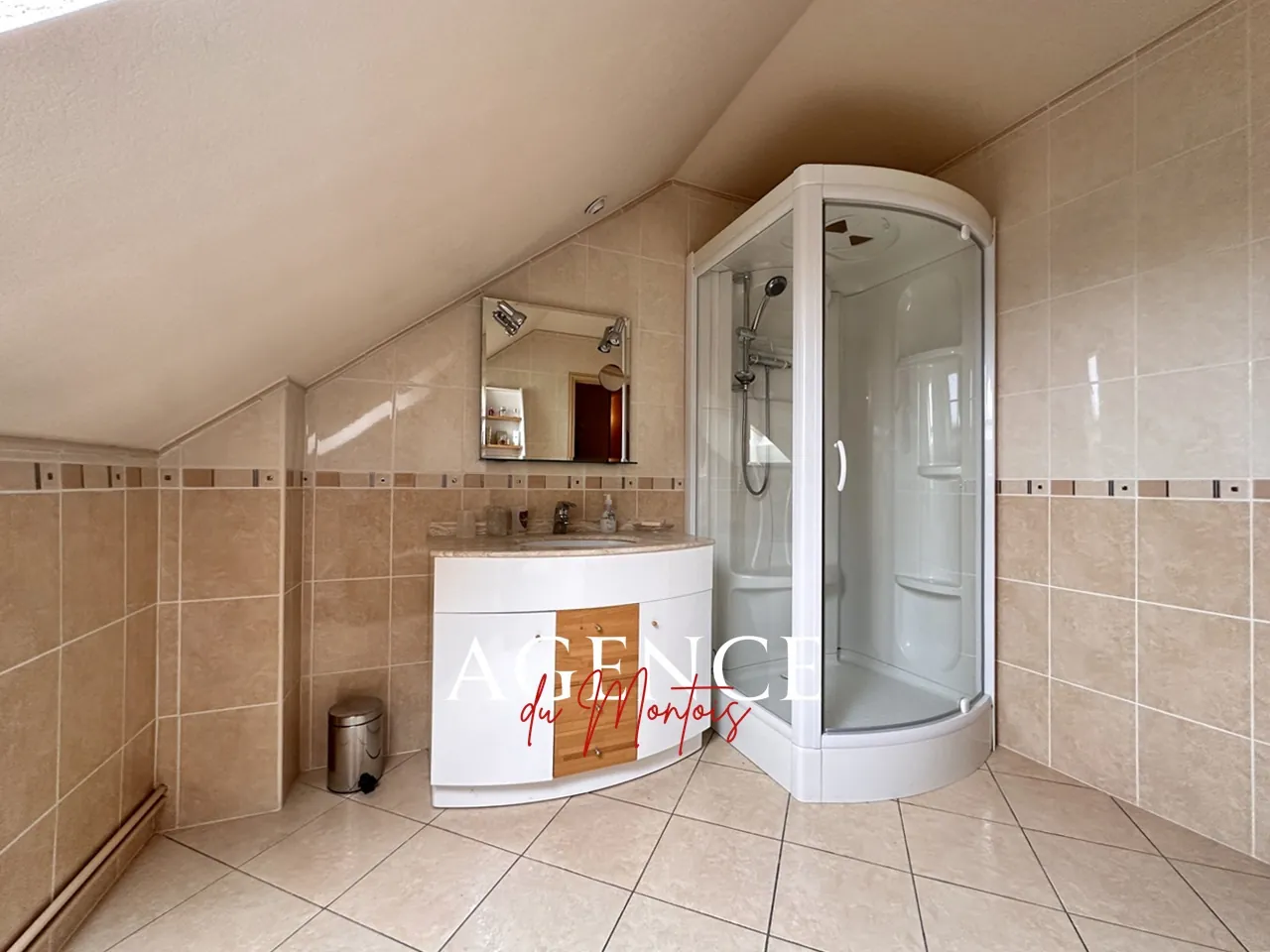 Ferme en pierre à Longueville avec jardin, garage et 6 chambres 