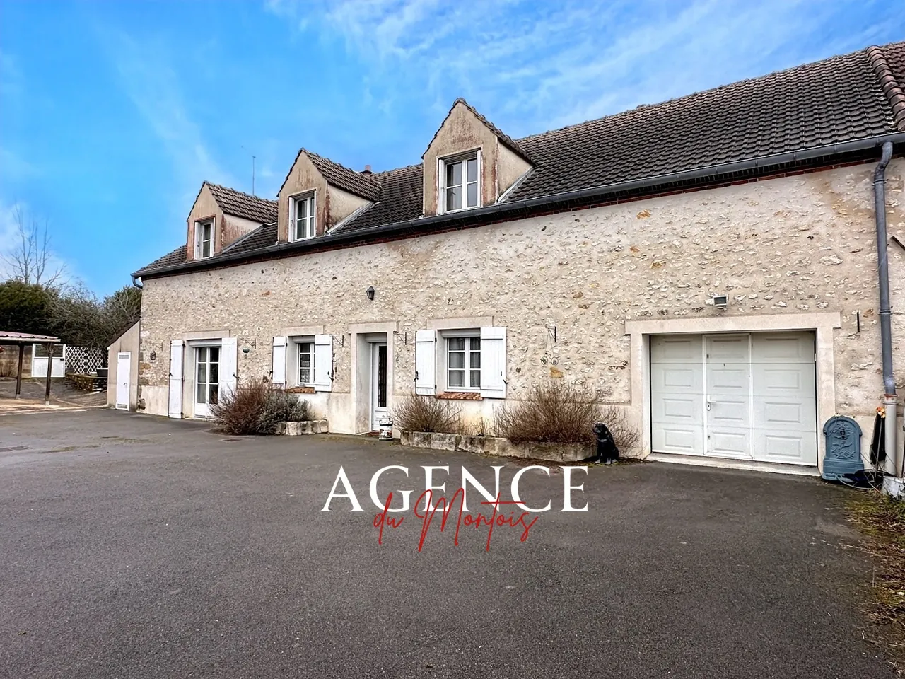 Ferme en pierre à Longueville avec jardin, garage et 6 chambres 