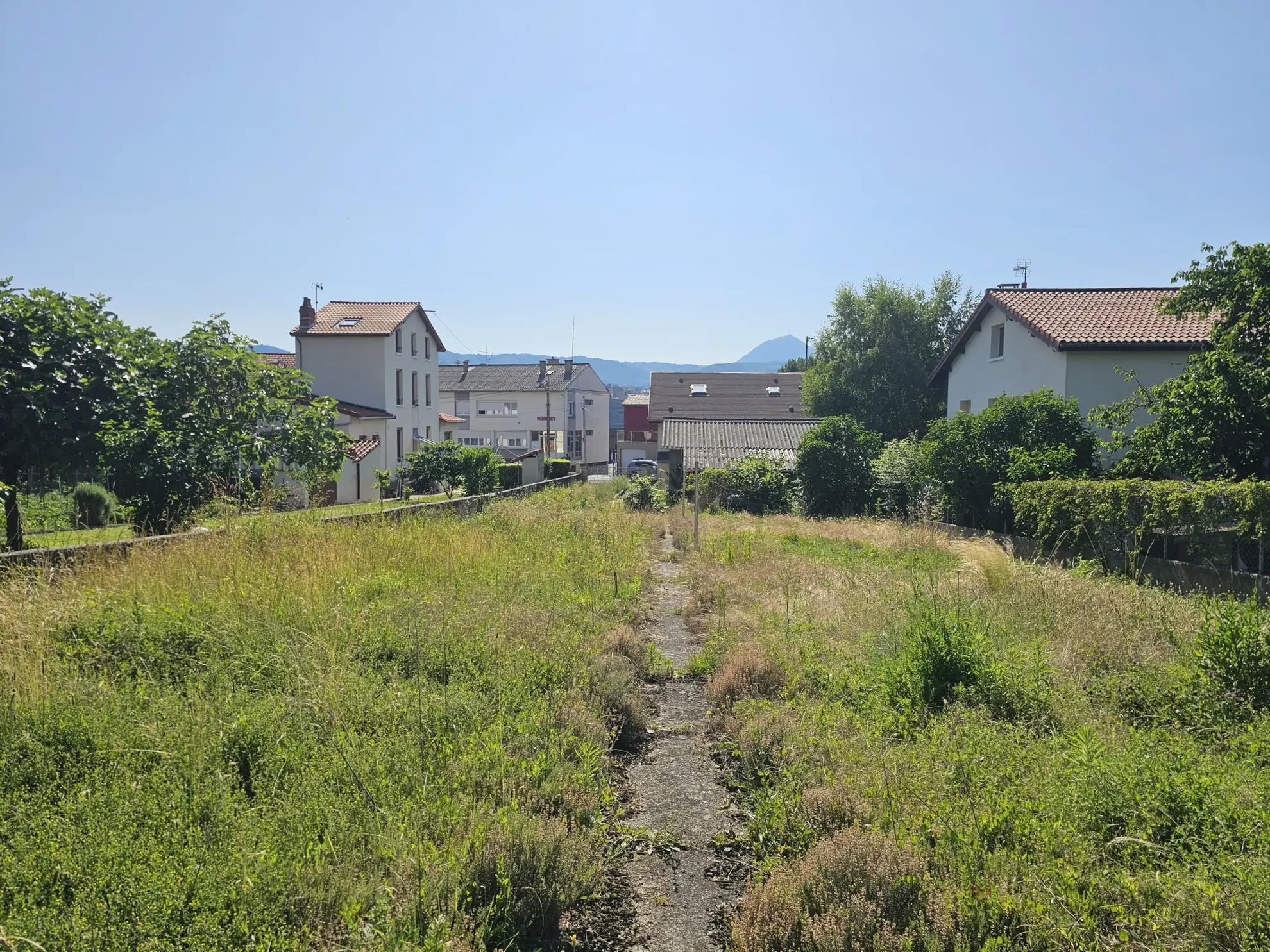 Terrain constructible de 779 m² à Clermont-Ferrand avec vue sur le Puy-de-Dôme 