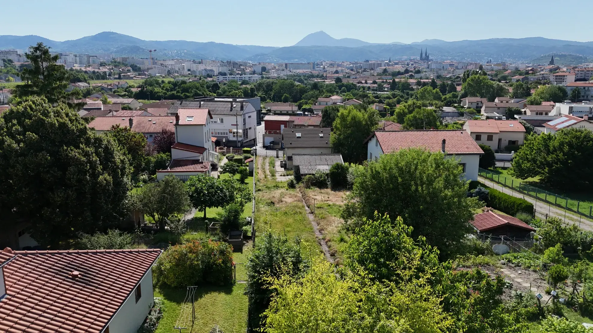Terrain constructible de 779 m² à Clermont-Ferrand avec vue sur le Puy-de-Dôme
